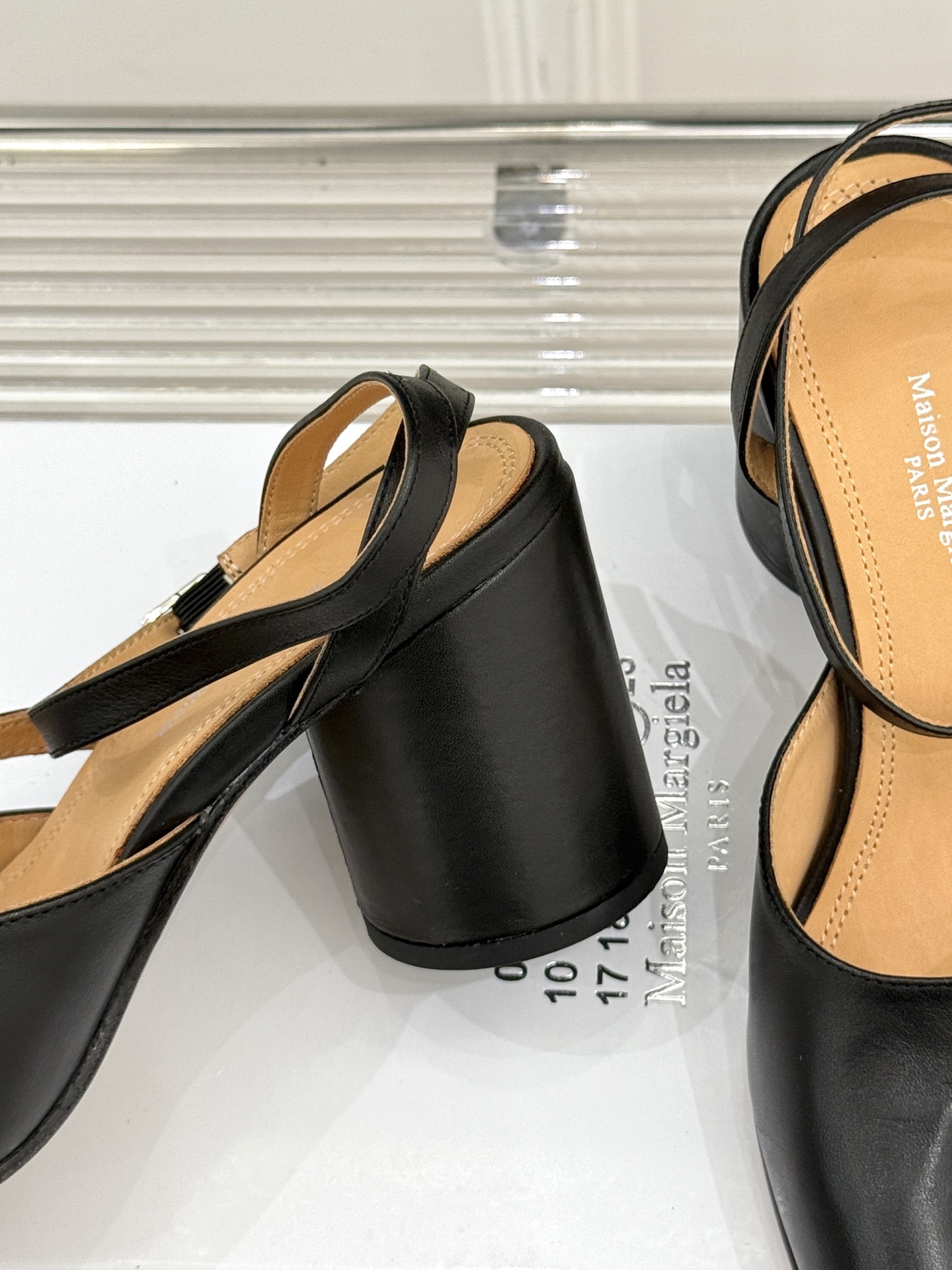 
MaisonMargiela｜MM6马吉拉
复古粗跟分趾凉鞋～
刻着“时髦”两字的猪蹄分趾鞋
这次在原