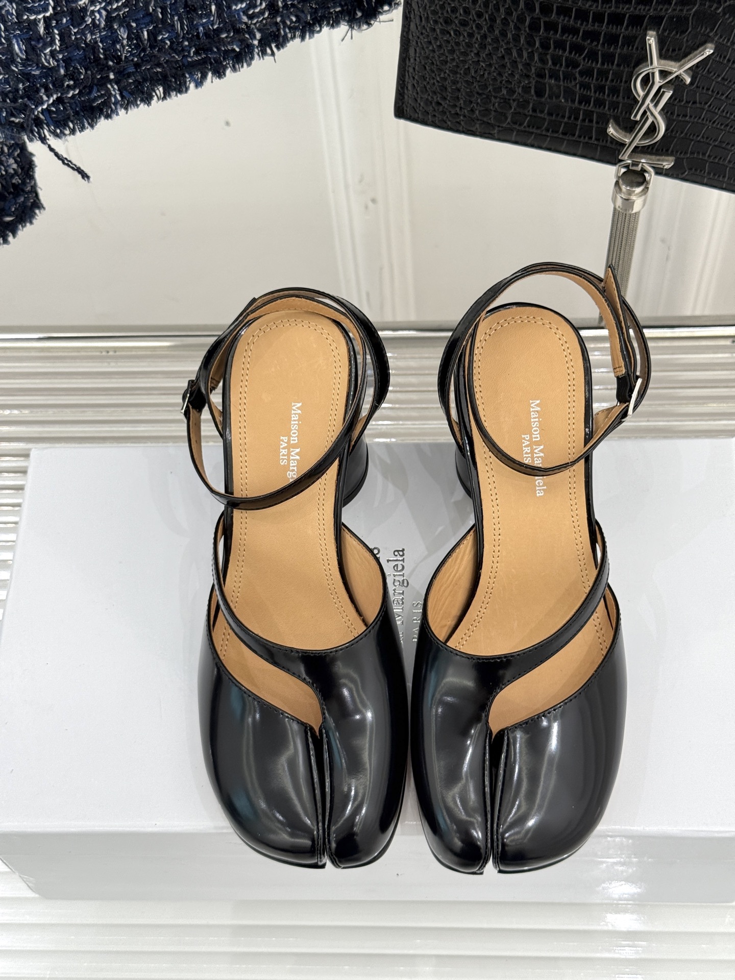 
MaisonMargiela｜MM6马吉拉
复古粗跟分趾凉鞋～
刻着“时髦”两字的猪蹄分趾鞋
这次在原