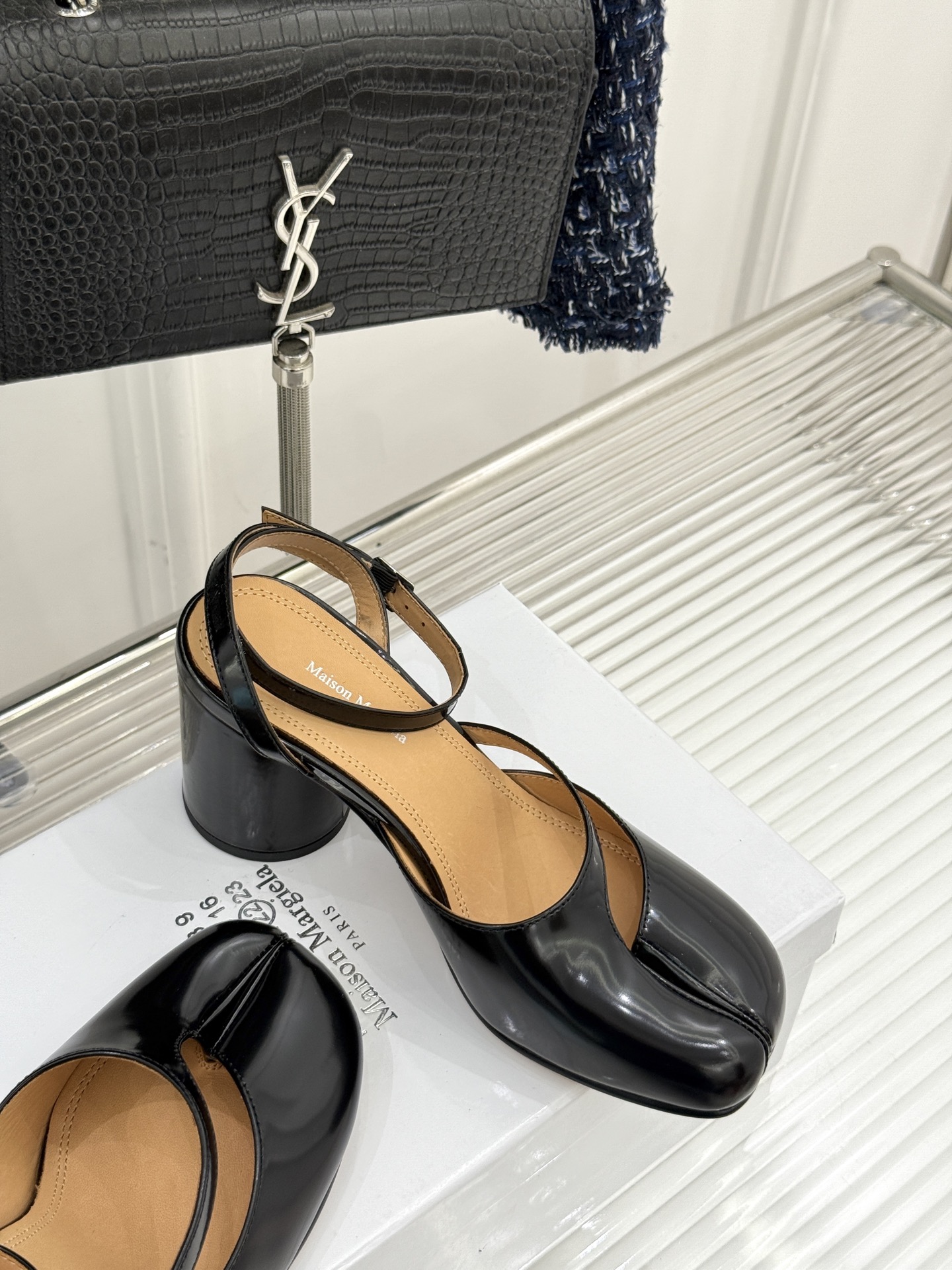 
MaisonMargiela｜MM6马吉拉
复古粗跟分趾凉鞋～
刻着“时髦”两字的猪蹄分趾鞋
这次在原