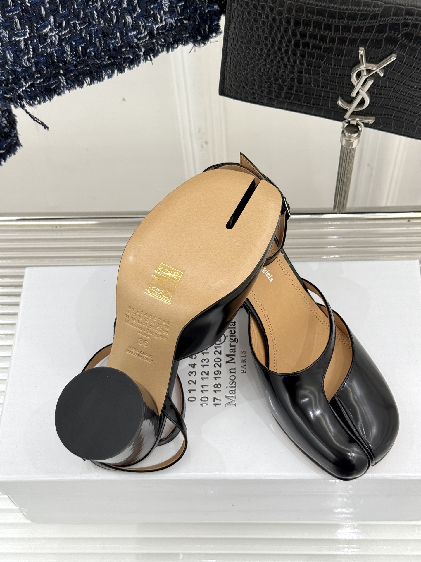 
MaisonMargiela｜MM6马吉拉
复古粗跟分趾凉鞋～
刻着“时髦”两字的猪蹄分趾鞋
这次在原