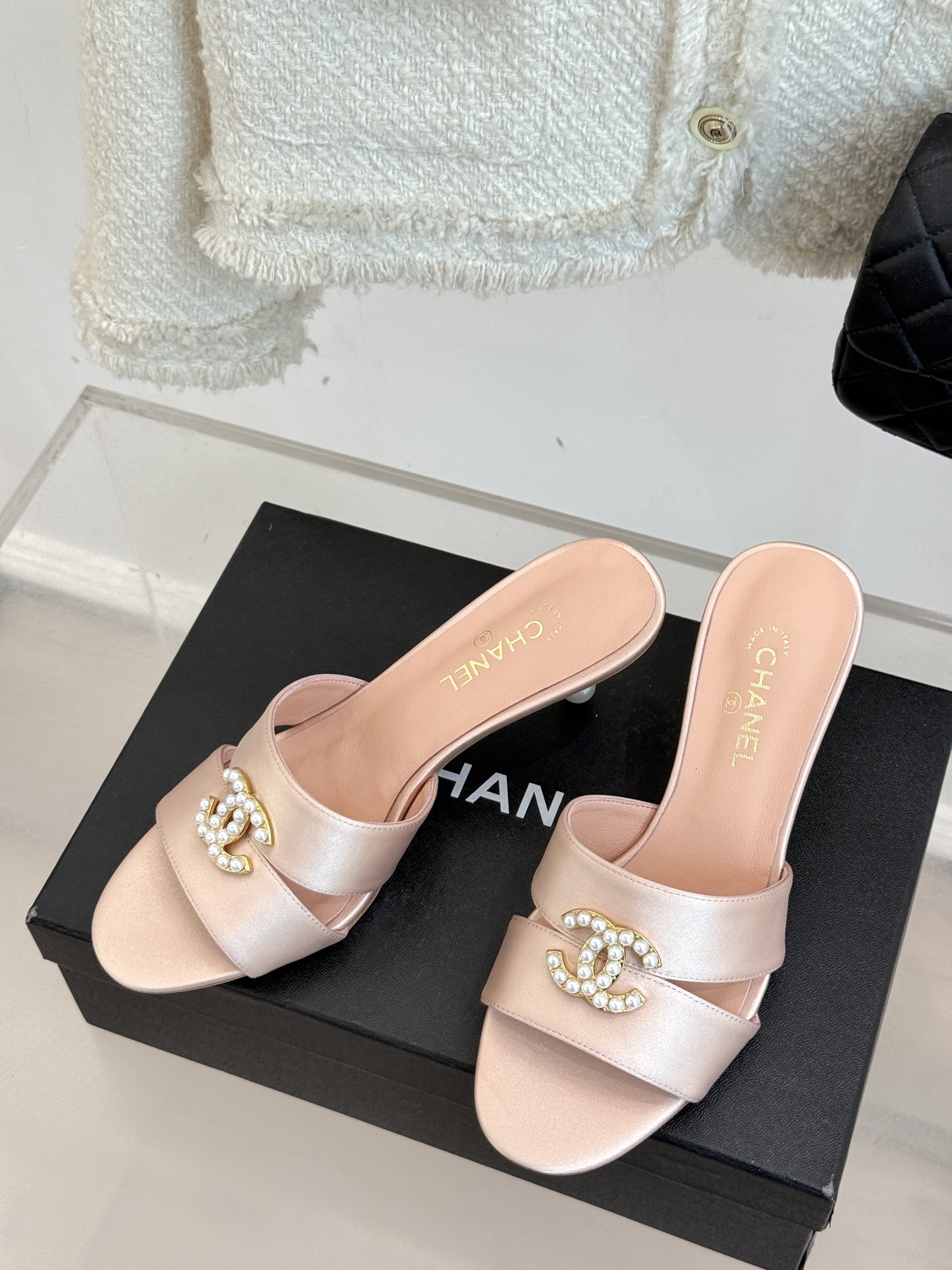 
CHANE* ｜小香25。春夏新品
双C珍珠跟高跟凉鞋
很经典百搭的设计  
无论什么场合都可以hol