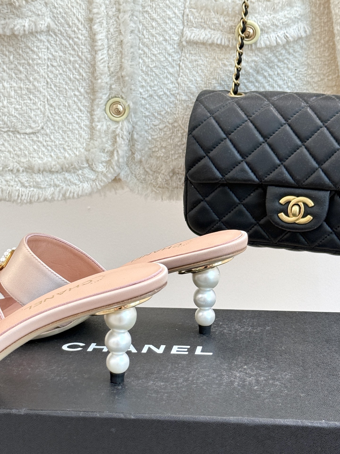 
CHANE* ｜小香25。春夏新品
双C珍珠跟高跟凉鞋
很经典百搭的设计  
无论什么场合都可以hol