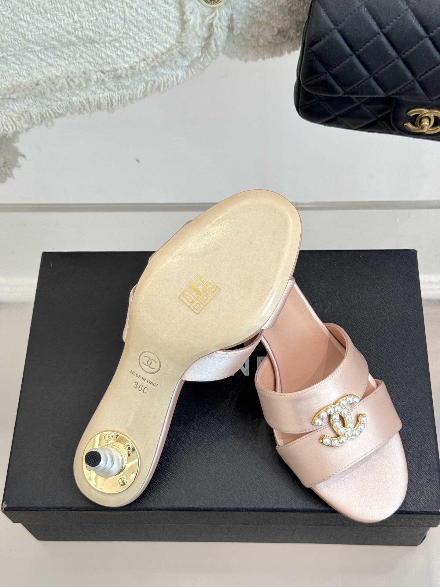 
CHANE* ｜小香25。春夏新品
双C珍珠跟高跟凉鞋
很经典百搭的设计  
无论什么场合都可以hol
