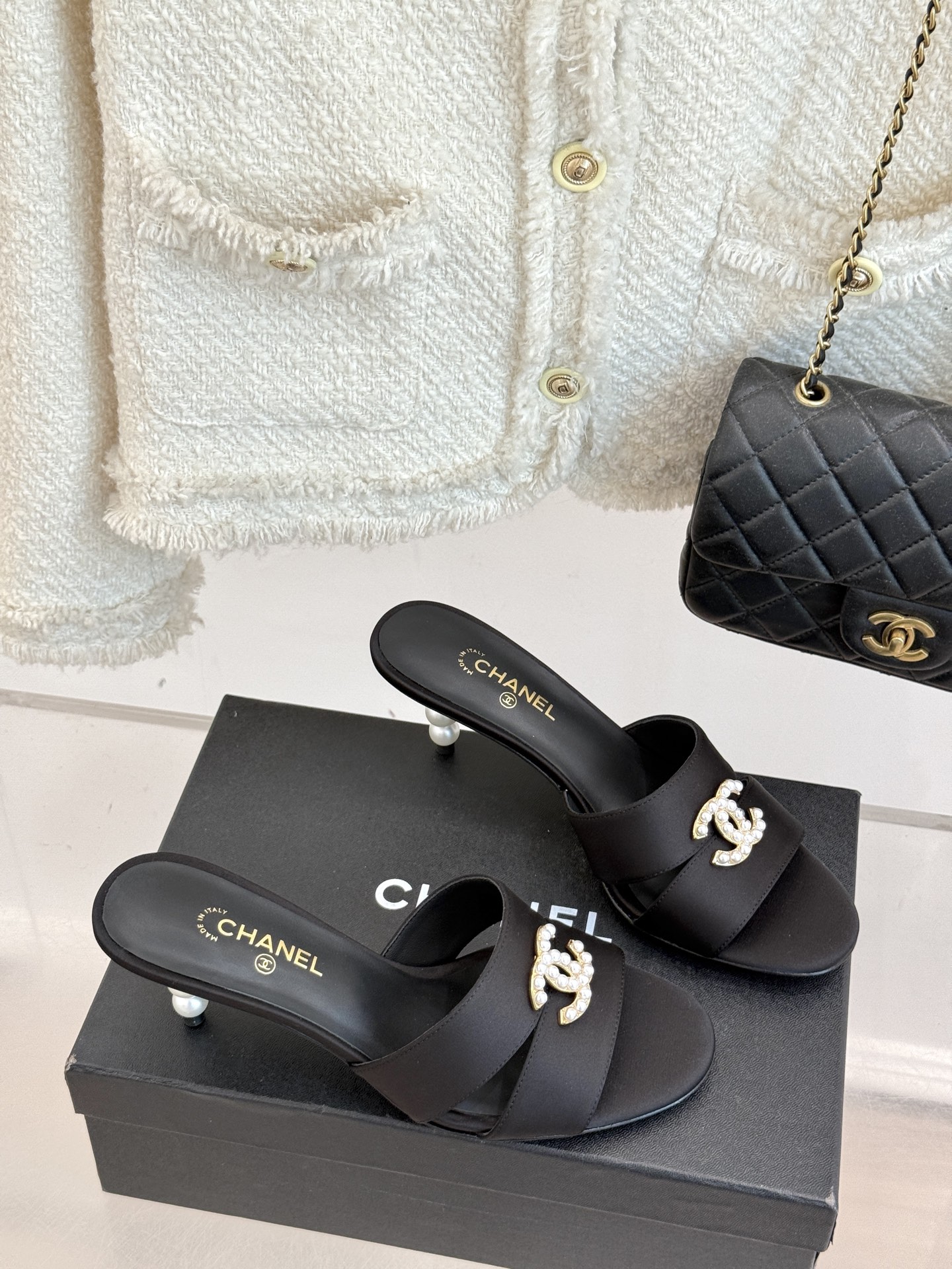 
CHANE* ｜小香25。春夏新品
双C珍珠跟高跟凉鞋
很经典百搭的设计  
无论什么场合都可以hol