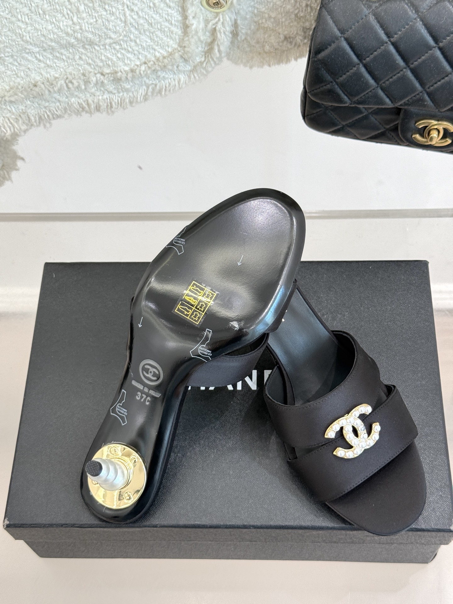 
CHANE* ｜小香25。春夏新品
双C珍珠跟高跟凉鞋
很经典百搭的设计  
无论什么场合都可以hol