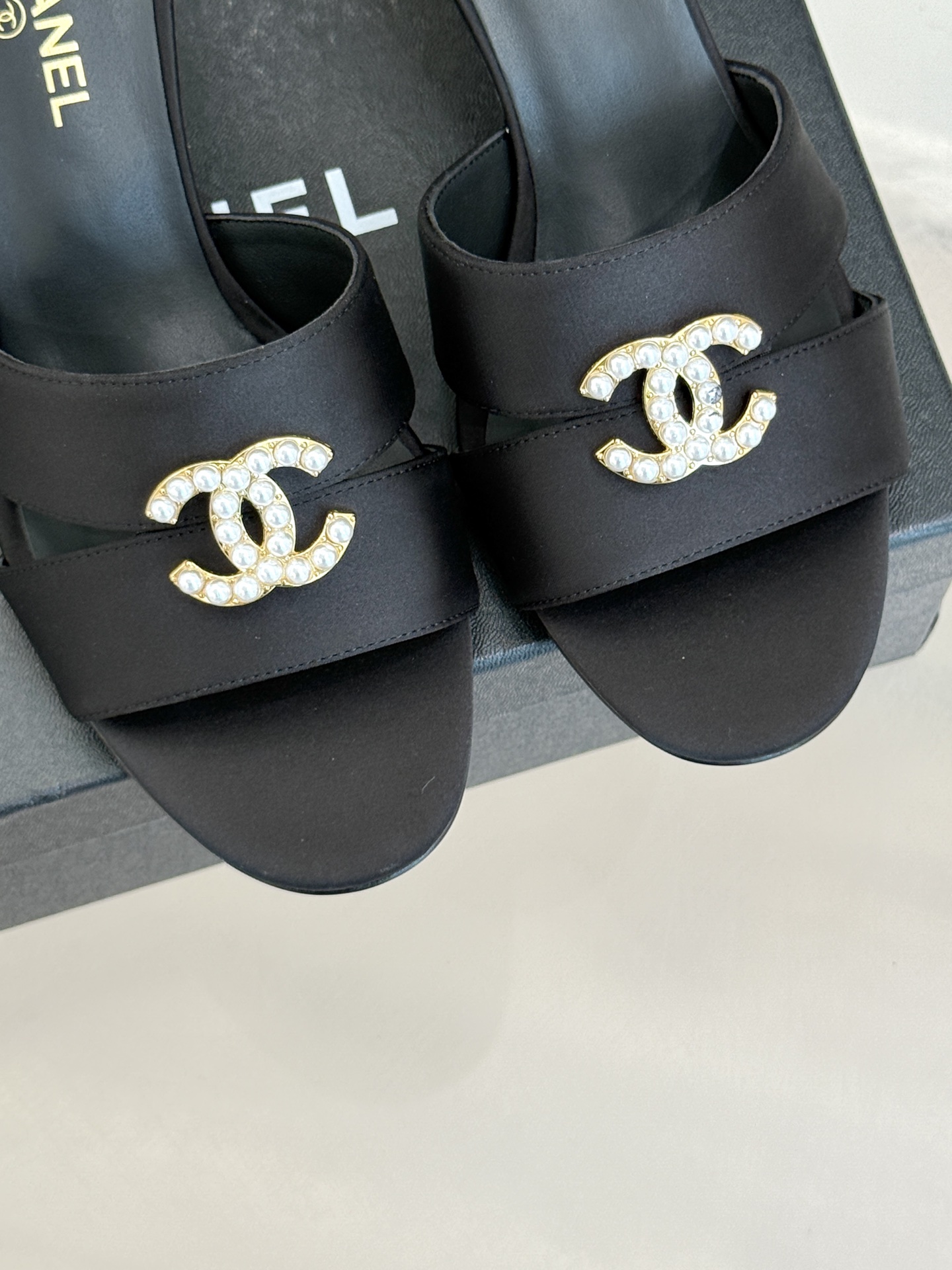 
CHANE* ｜小香25。春夏新品
双C珍珠跟高跟凉鞋
很经典百搭的设计  
无论什么场合都可以hol