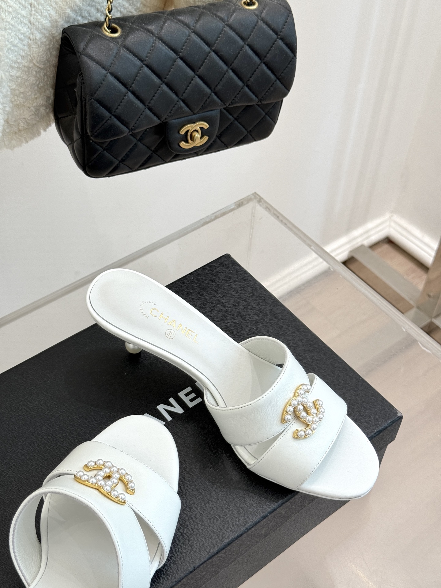 
CHANE* ｜小香25。春夏新品
双C珍珠跟高跟凉鞋
很经典百搭的设计  
无论什么场合都可以hol