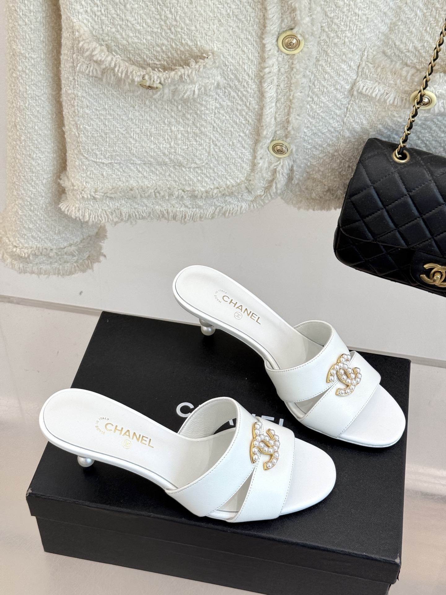 
CHANE* ｜小香25。春夏新品
双C珍珠跟高跟凉鞋
很经典百搭的设计  
无论什么场合都可以hol