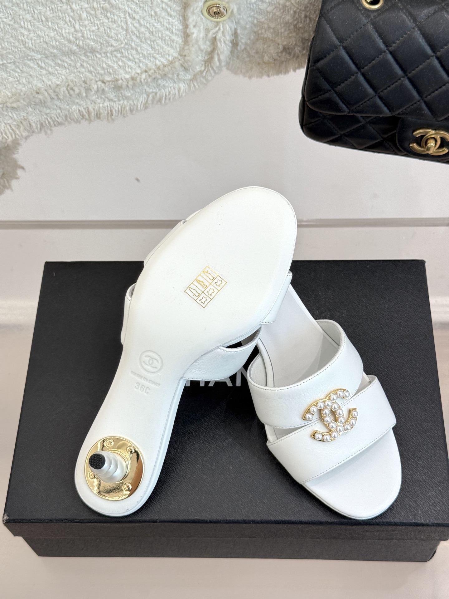 
CHANE* ｜小香25。春夏新品
双C珍珠跟高跟凉鞋
很经典百搭的设计  
无论什么场合都可以hol