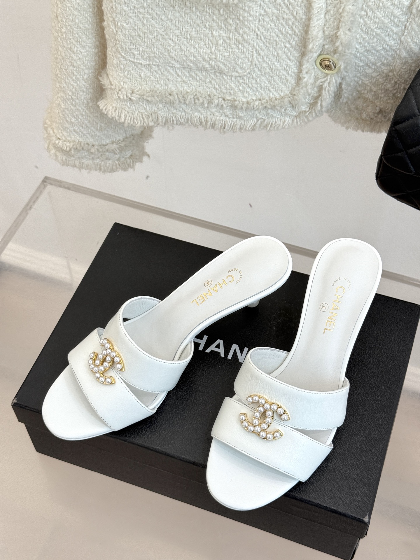 
CHANE* ｜小香25。春夏新品
双C珍珠跟高跟凉鞋
很经典百搭的设计  
无论什么场合都可以hol