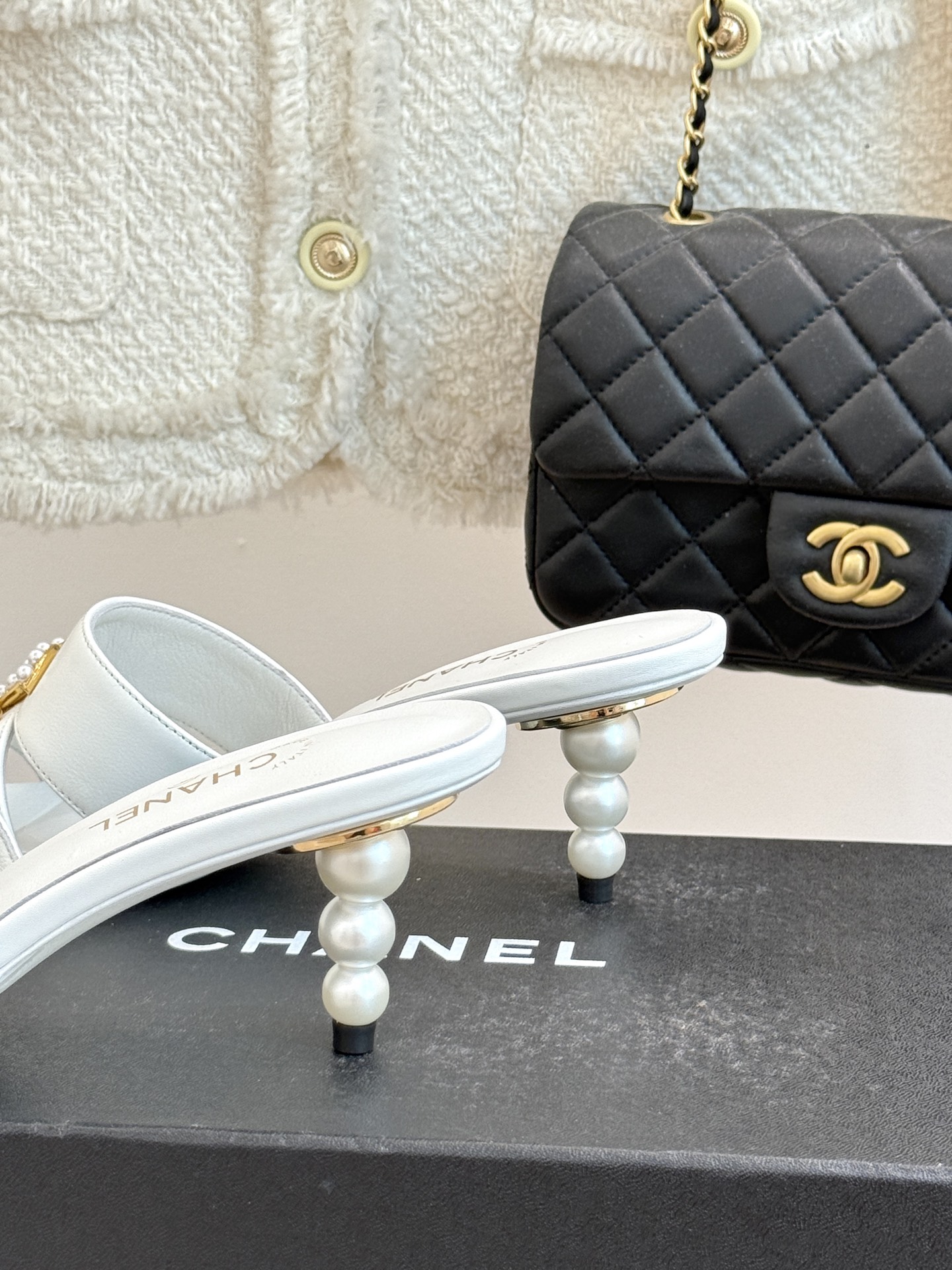 
CHANE* ｜小香25。春夏新品
双C珍珠跟高跟凉鞋
很经典百搭的设计  
无论什么场合都可以hol