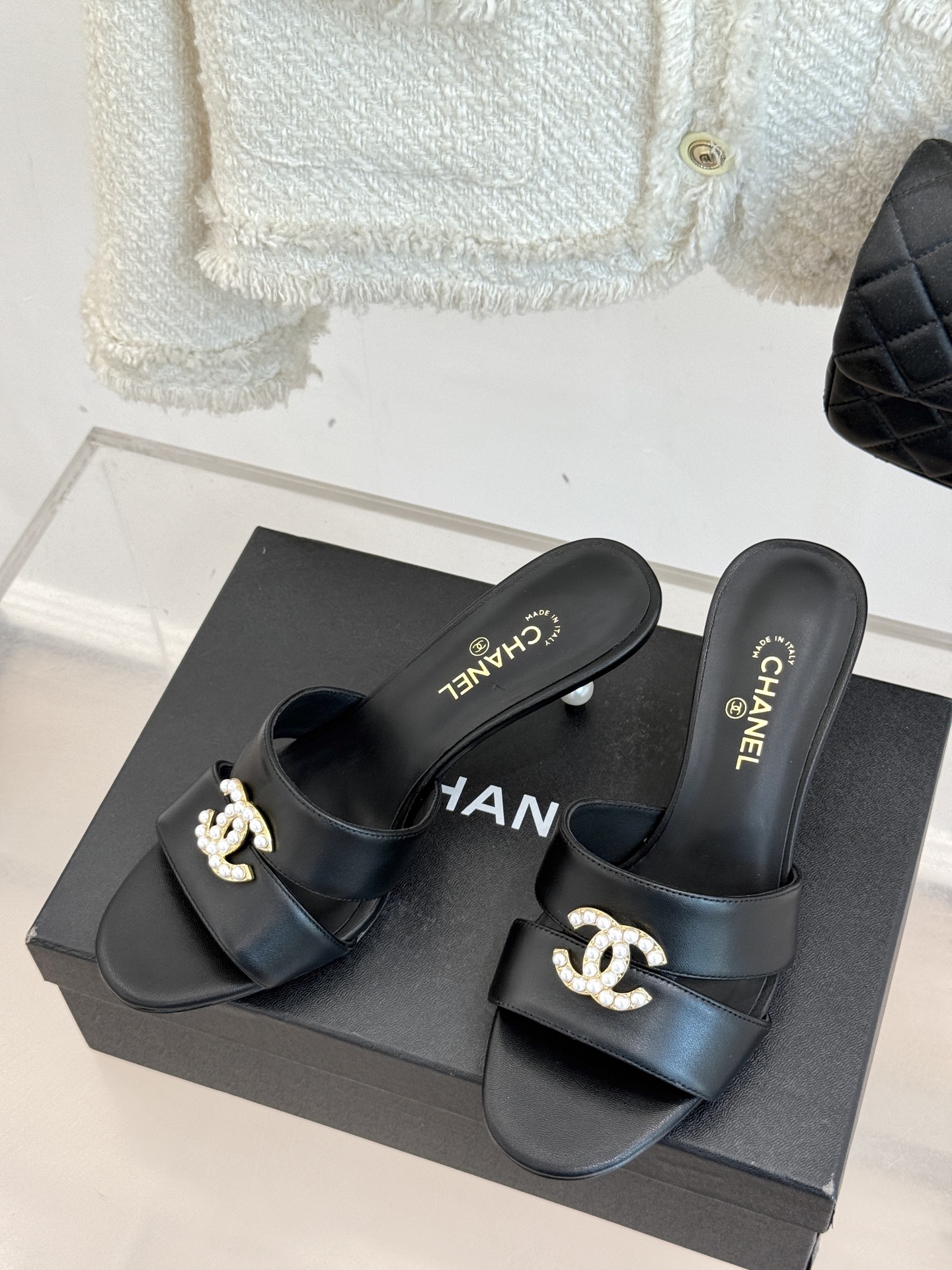 
CHANE* ｜小香25。春夏新品
双C珍珠跟高跟凉鞋
很经典百搭的设计  
无论什么场合都可以hol