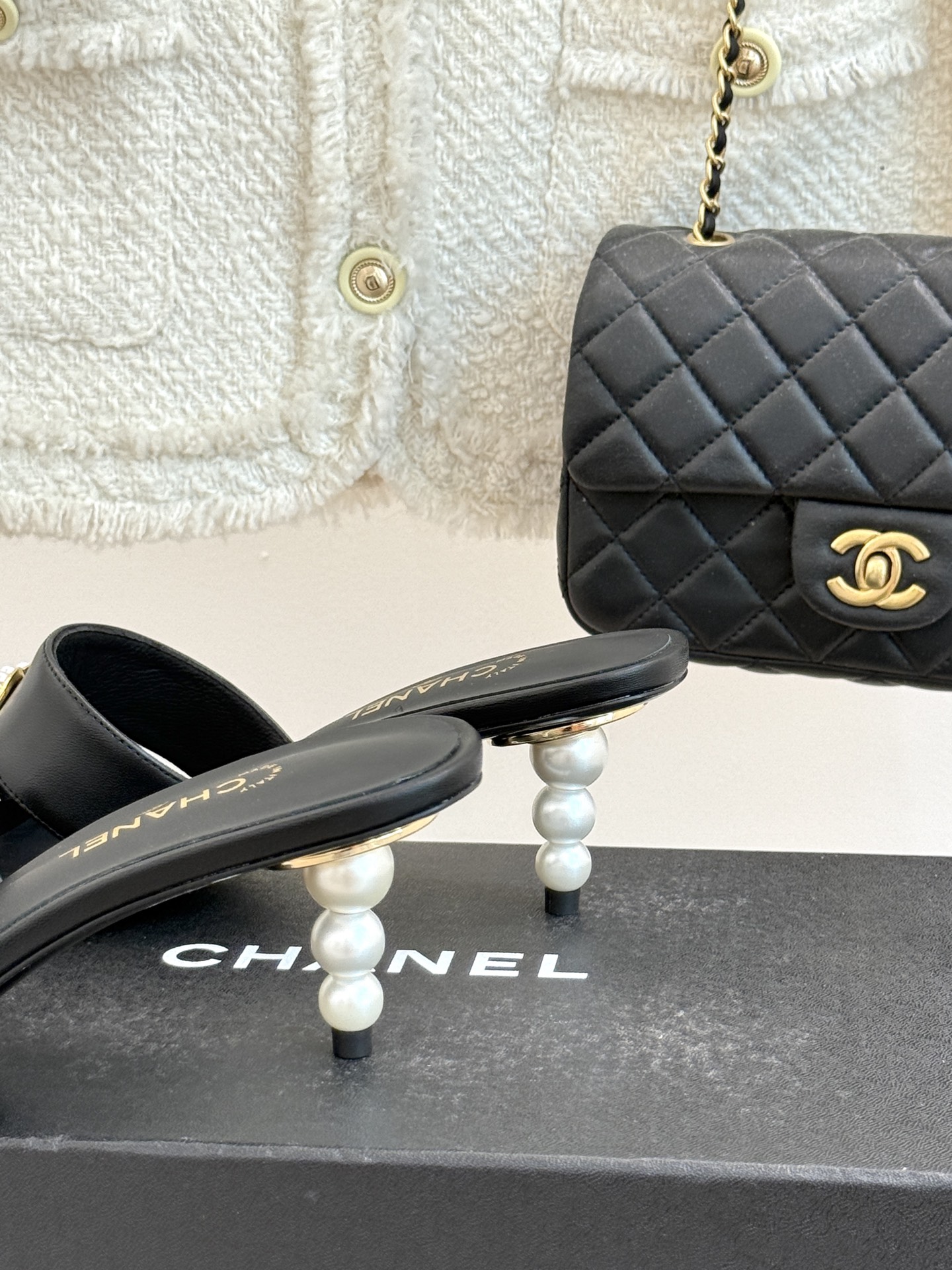 
CHANE* ｜小香25。春夏新品
双C珍珠跟高跟凉鞋
很经典百搭的设计  
无论什么场合都可以hol