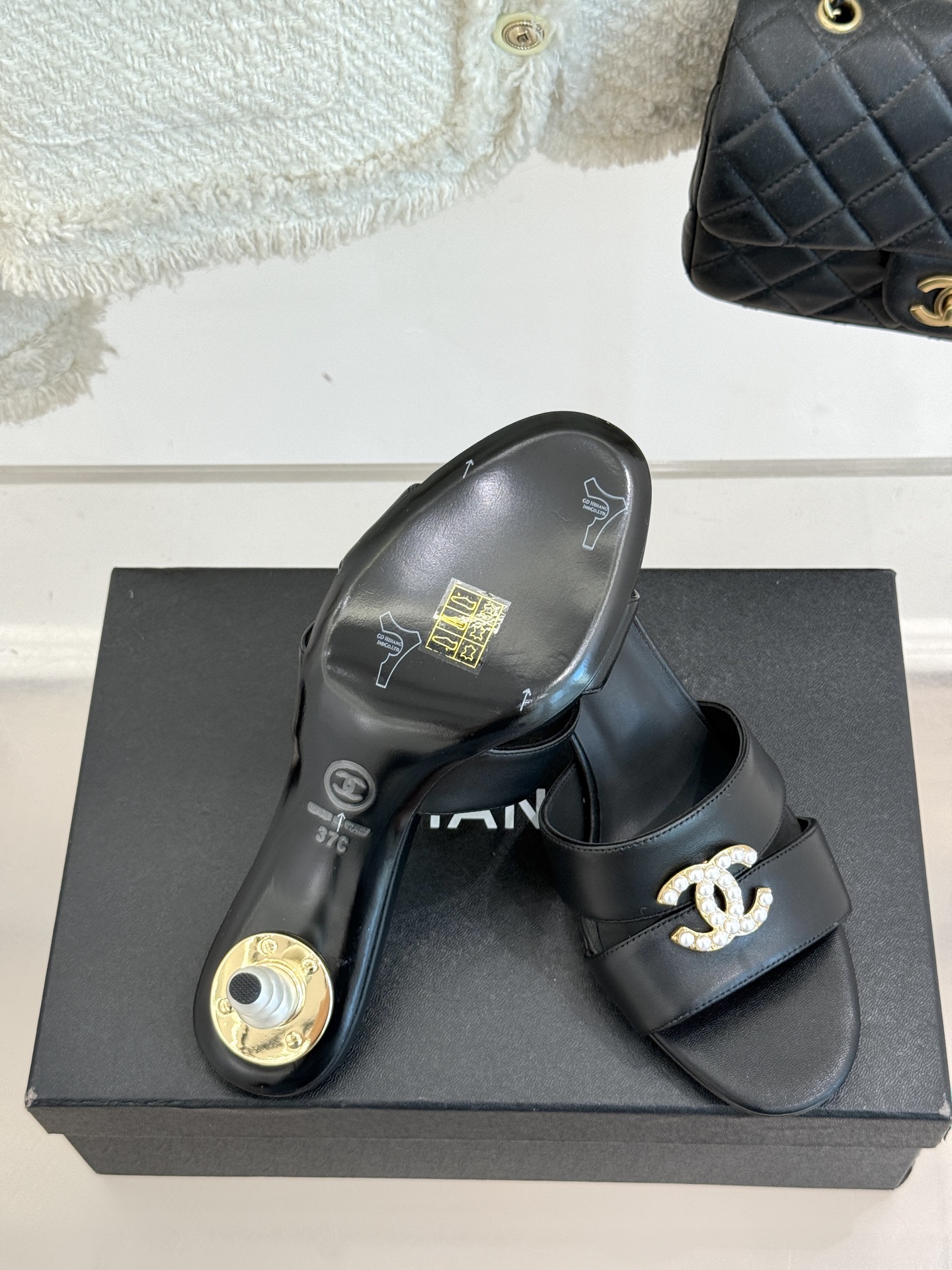 
CHANE* ｜小香25。春夏新品
双C珍珠跟高跟凉鞋
很经典百搭的设计  
无论什么场合都可以hol