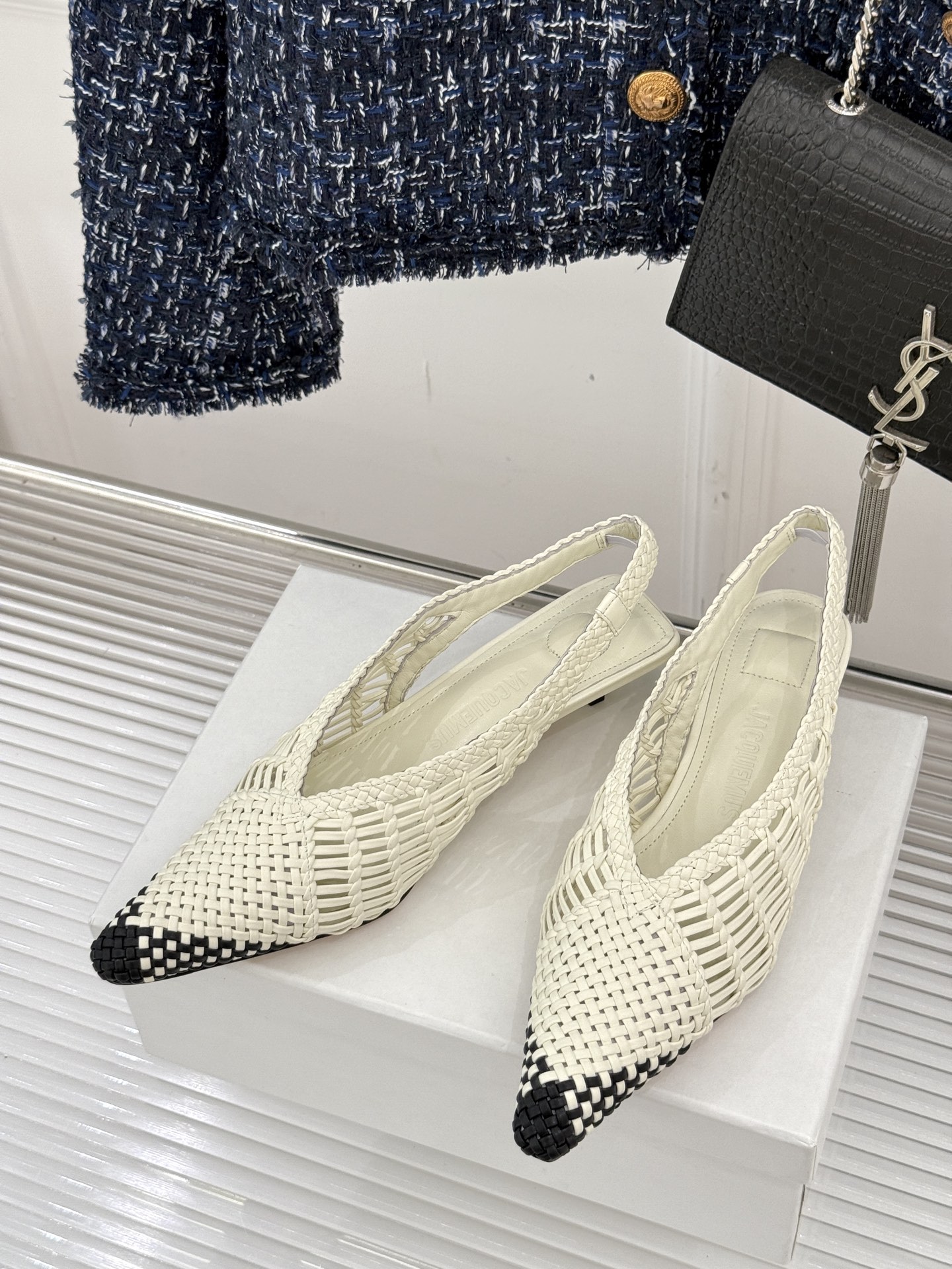 
Jacquemus 25ss春夏新品
编织后空尖头高跟凉鞋
太佩服设计师这一季的‮计设‬了
一双刻着时