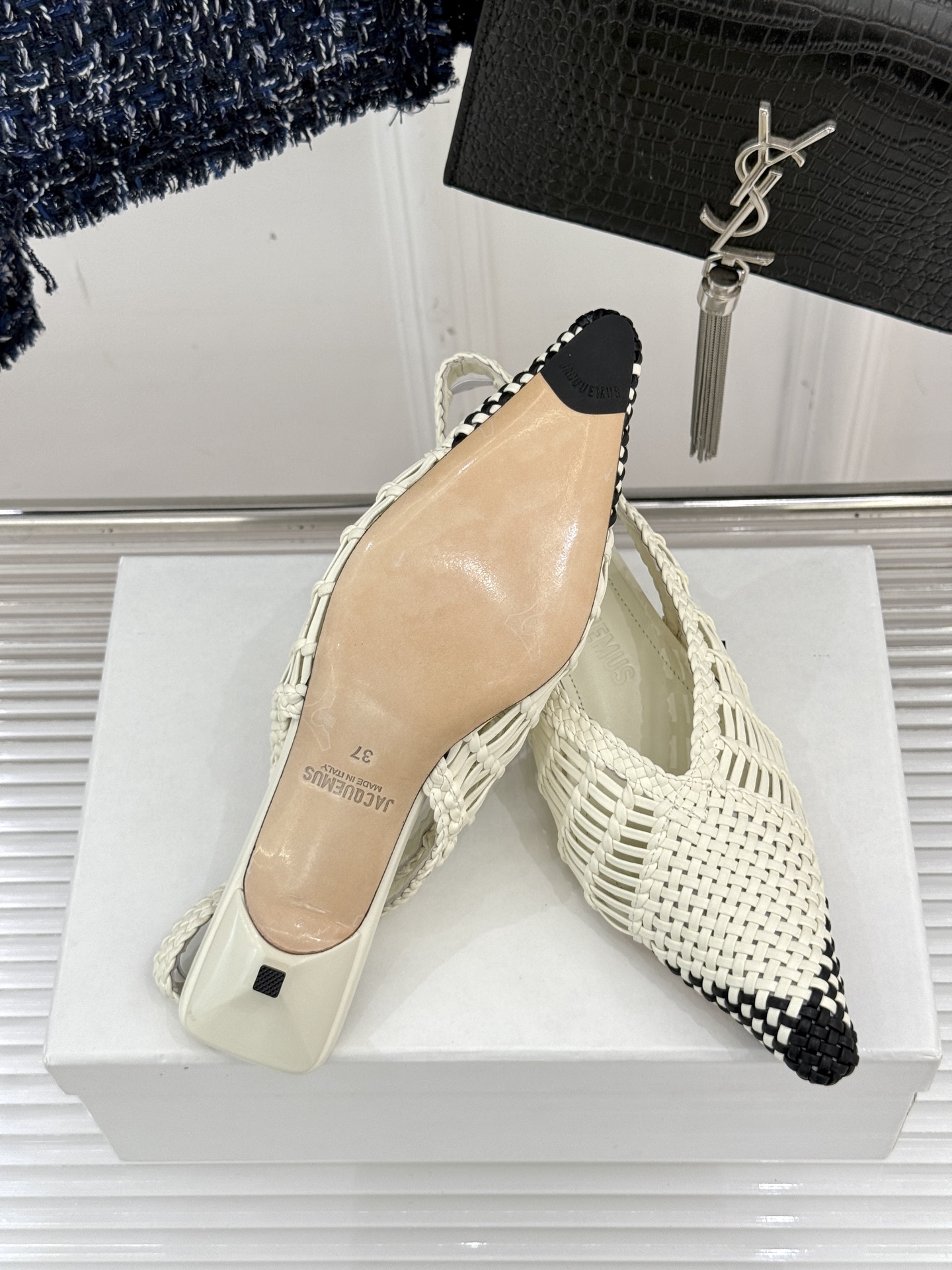 
Jacquemus 25ss春夏新品
编织后空尖头高跟凉鞋
太佩服设计师这一季的‮计设‬了
一双刻着时