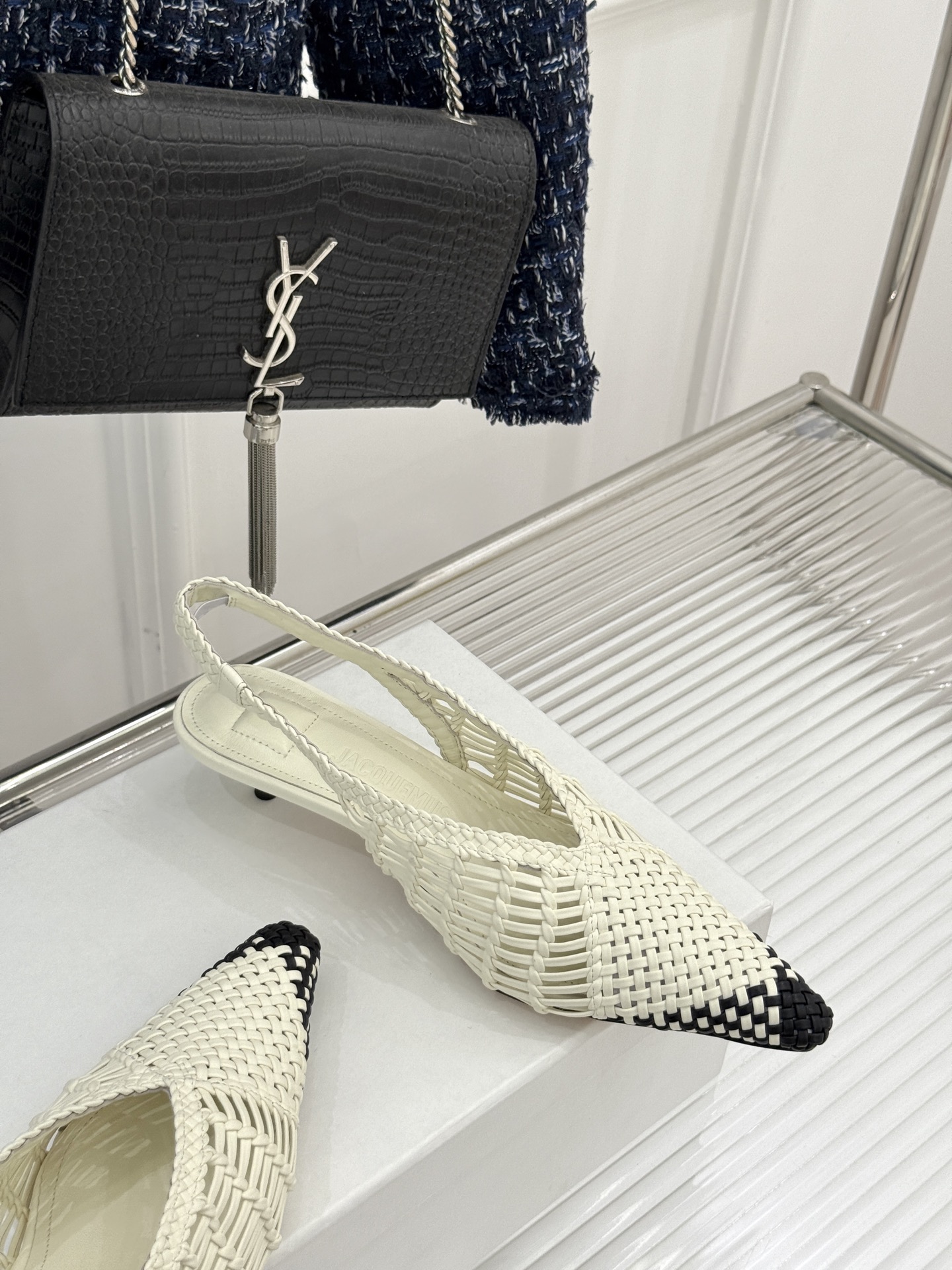 
Jacquemus 25ss春夏新品
编织后空尖头高跟凉鞋
太佩服设计师这一季的‮计设‬了
一双刻着时