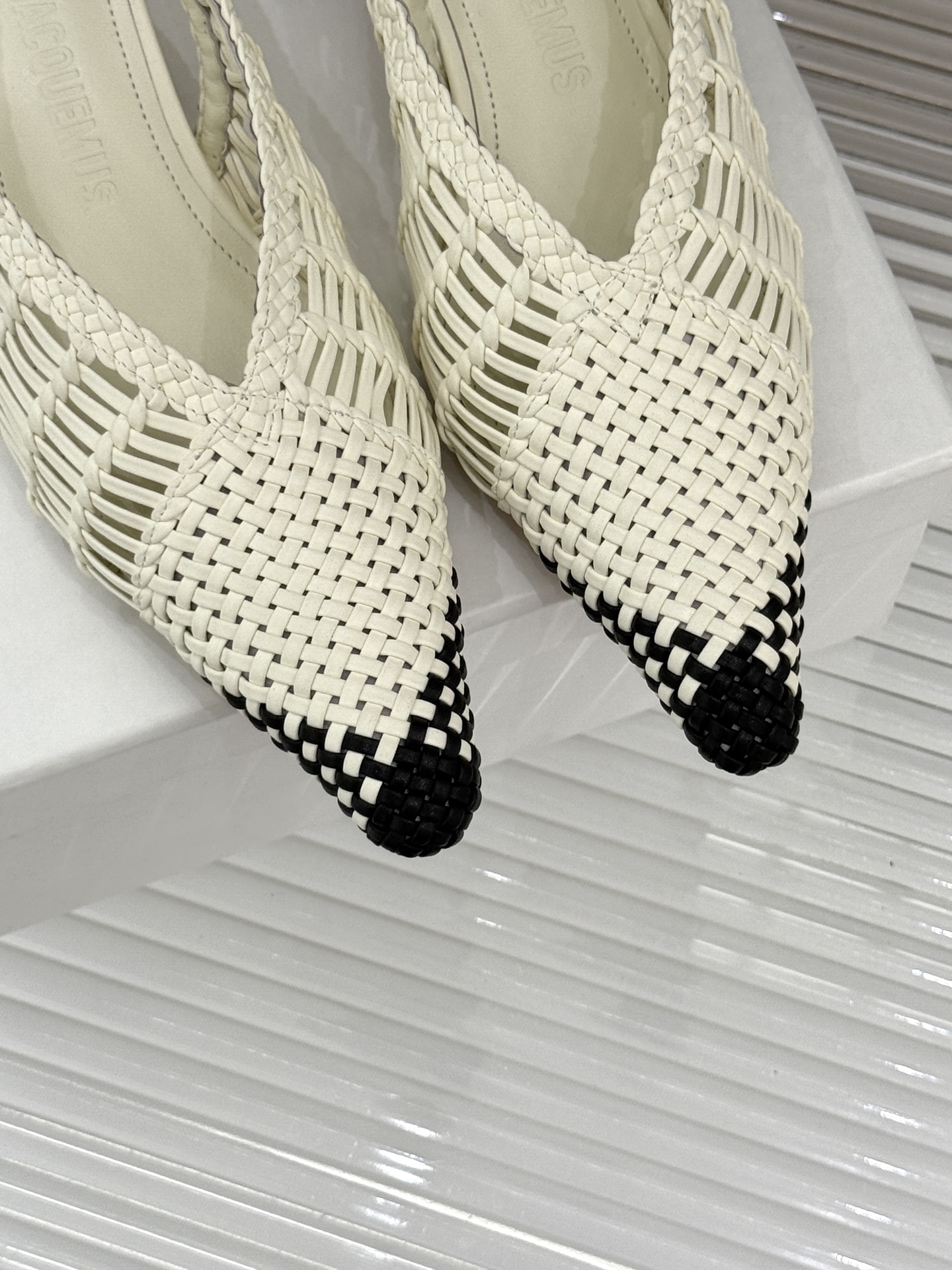 
Jacquemus 25ss春夏新品
编织后空尖头高跟凉鞋
太佩服设计师这一季的‮计设‬了
一双刻着时