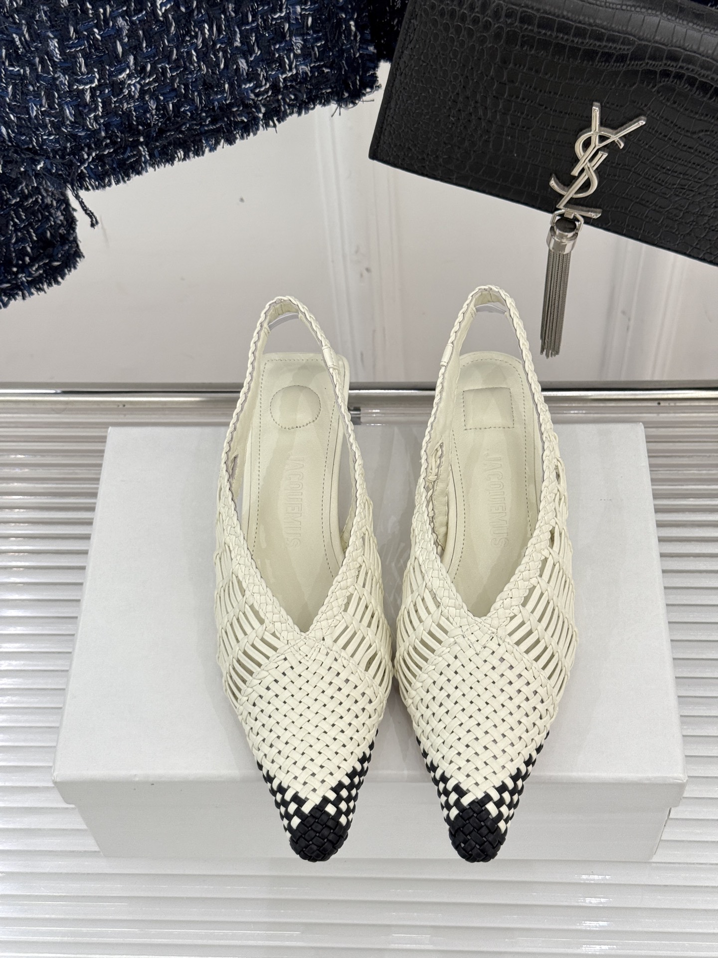 
Jacquemus 25ss春夏新品
编织后空尖头高跟凉鞋
太佩服设计师这一季的‮计设‬了
一双刻着时