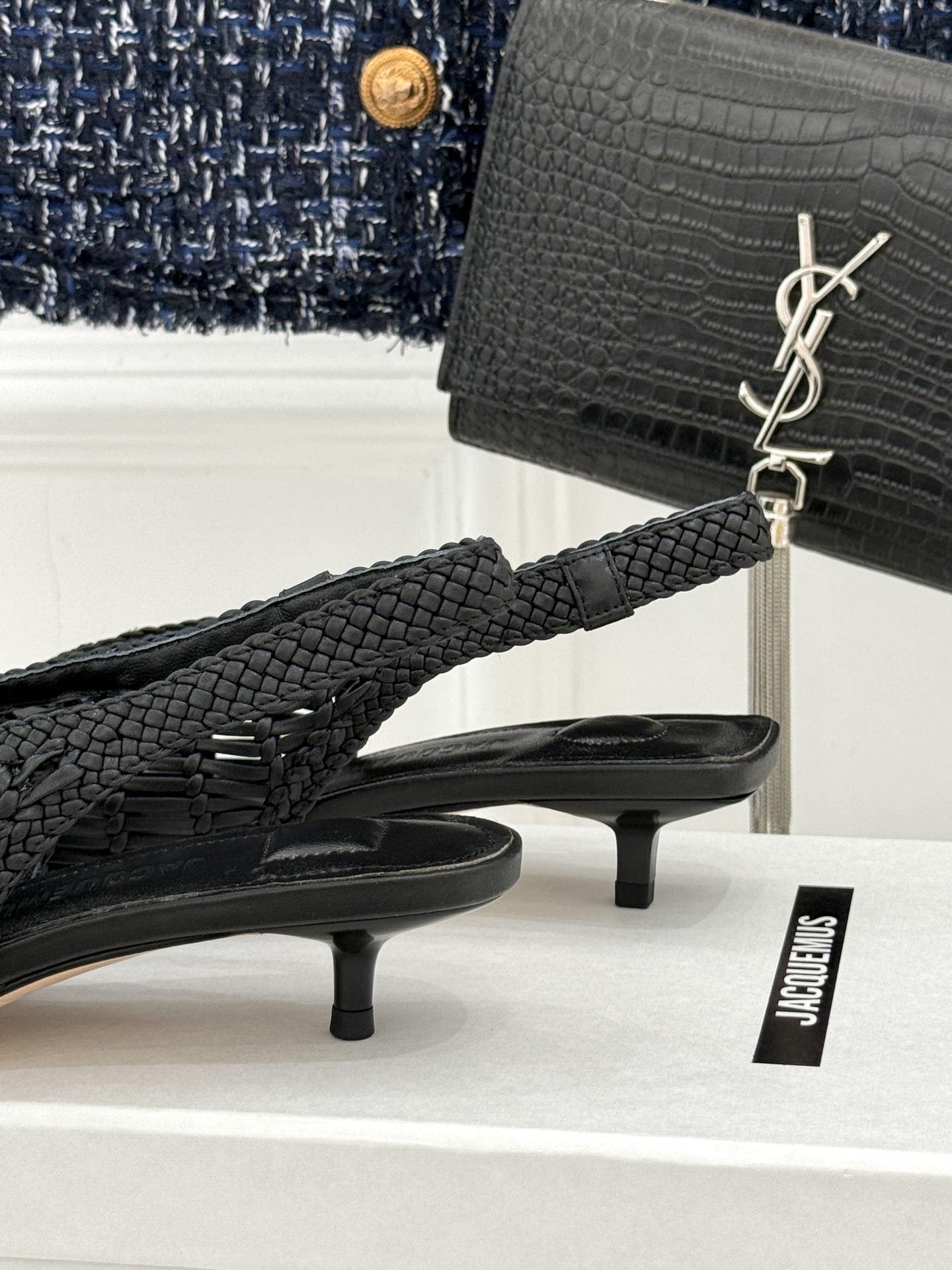 
Jacquemus 25ss春夏新品
编织后空尖头高跟凉鞋
太佩服设计师这一季的‮计设‬了
一双刻着时