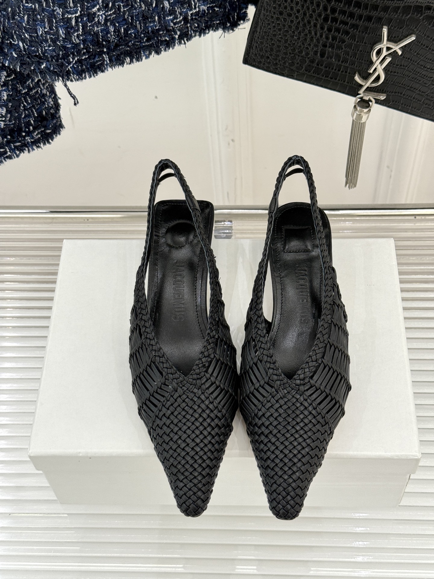 
Jacquemus 25ss春夏新品
编织后空尖头高跟凉鞋
太佩服设计师这一季的‮计设‬了
一双刻着时