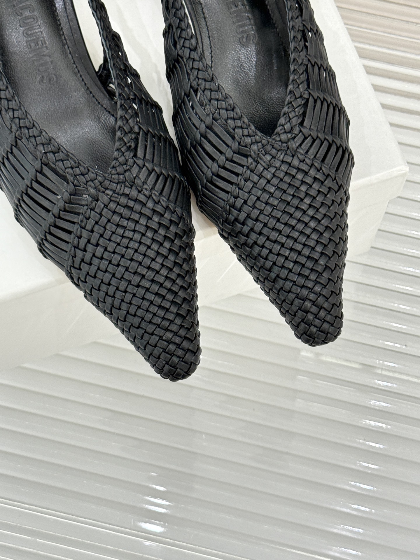 
Jacquemus 25ss春夏新品
编织后空尖头高跟凉鞋
太佩服设计师这一季的‮计设‬了
一双刻着时