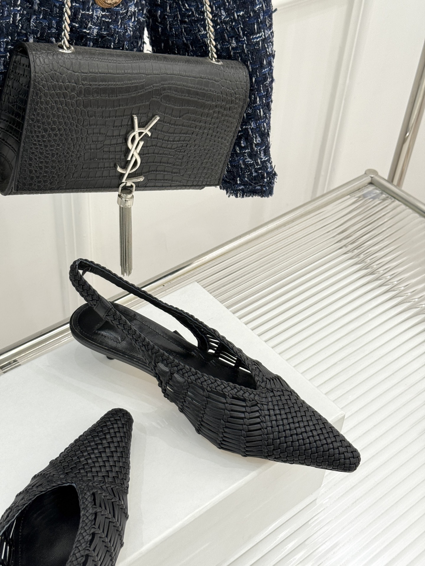 
Jacquemus 25ss春夏新品
编织后空尖头高跟凉鞋
太佩服设计师这一季的‮计设‬了
一双刻着时