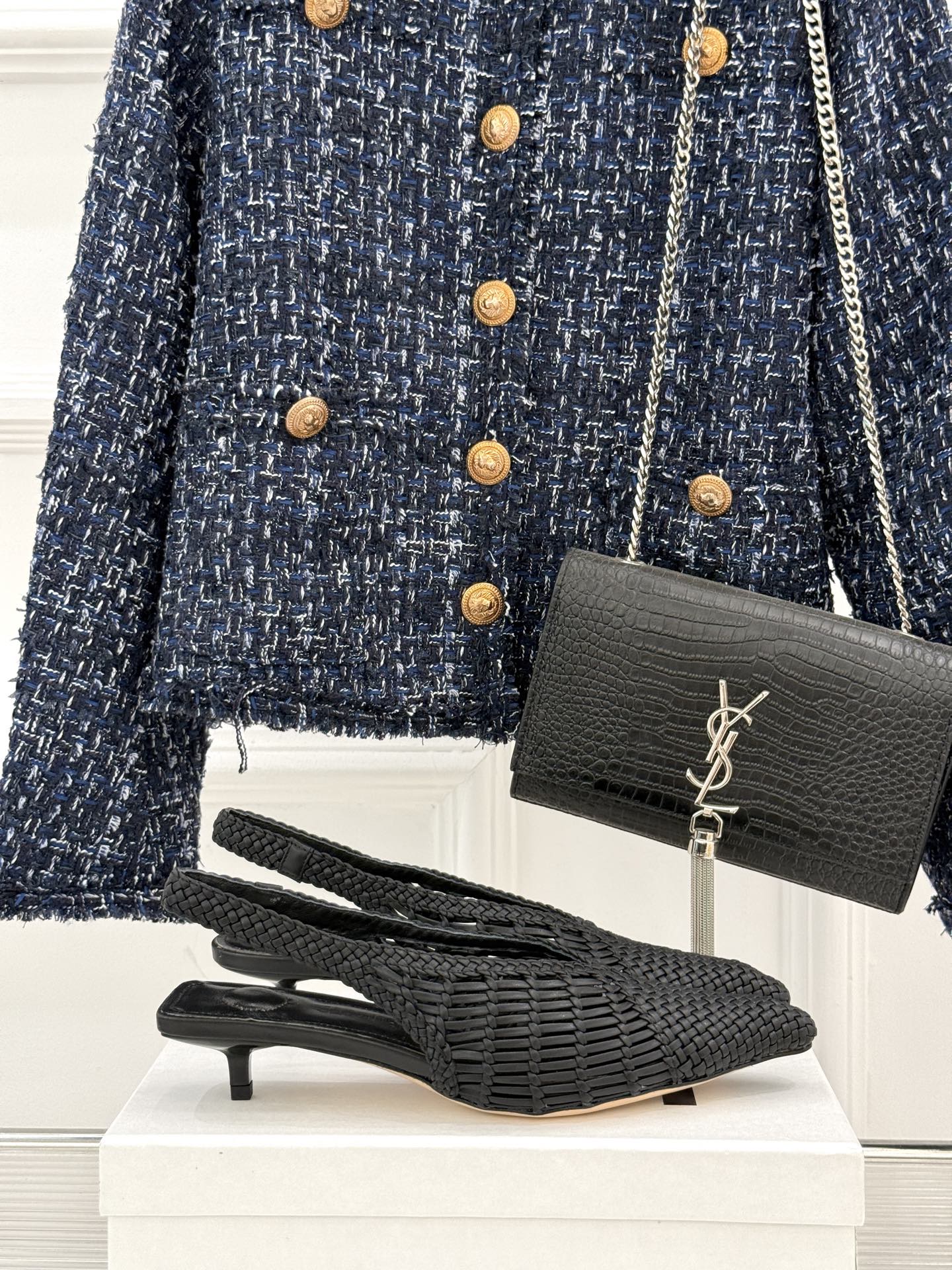 
Jacquemus 25ss春夏新品
编织后空尖头高跟凉鞋
太佩服设计师这一季的‮计设‬了
一双刻着时