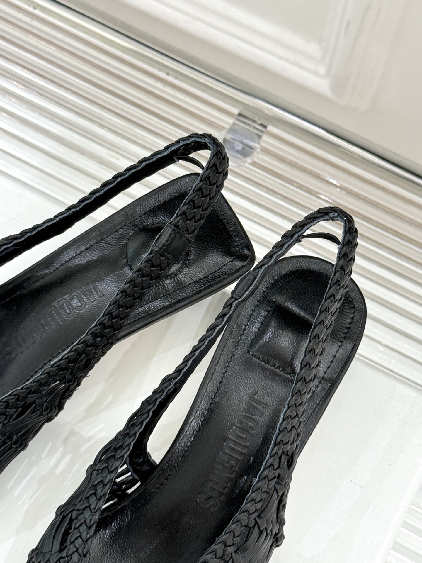 
Jacquemus 25ss春夏新品
编织后空尖头高跟凉鞋
太佩服设计师这一季的‮计设‬了
一双刻着时