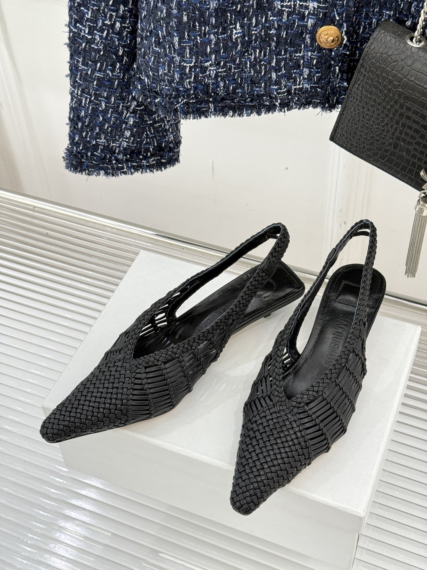 
Jacquemus 25ss春夏新品
编织后空尖头高跟凉鞋
太佩服设计师这一季的‮计设‬了
一双刻着时