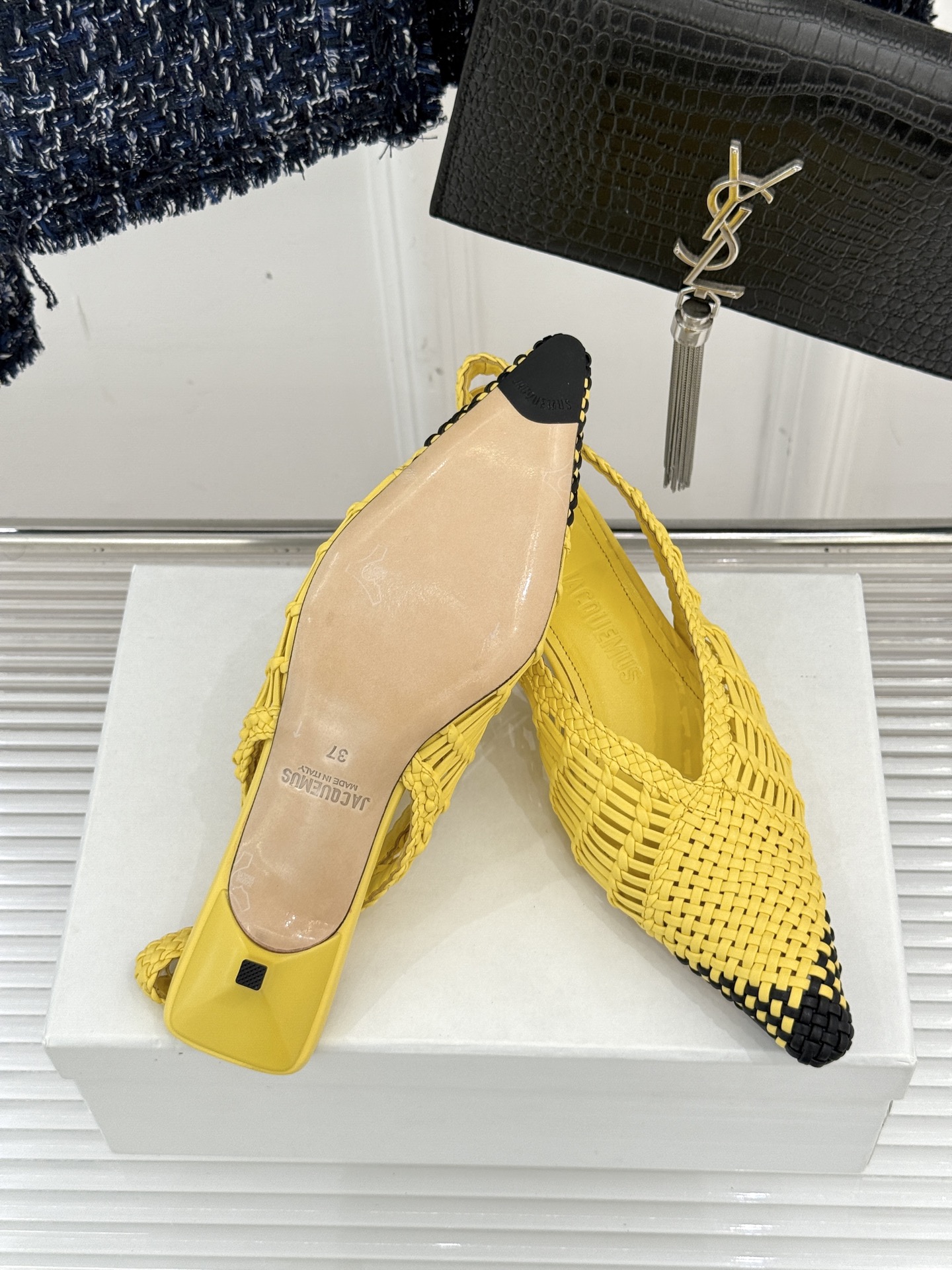 
Jacquemus 25ss春夏新品
编织后空尖头高跟凉鞋
太佩服设计师这一季的‮计设‬了
一双刻着时