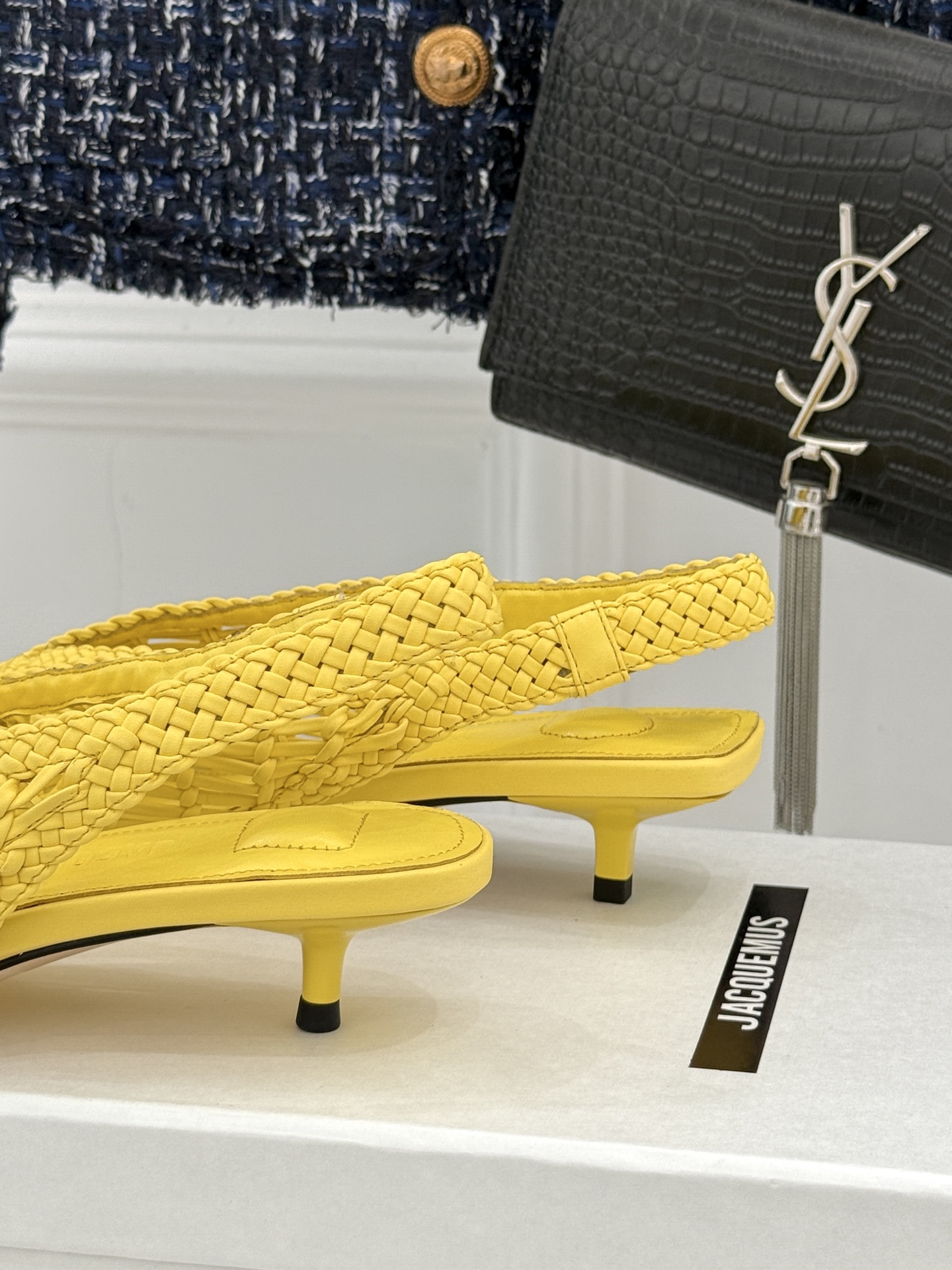 
Jacquemus 25ss春夏新品
编织后空尖头高跟凉鞋
太佩服设计师这一季的‮计设‬了
一双刻着时