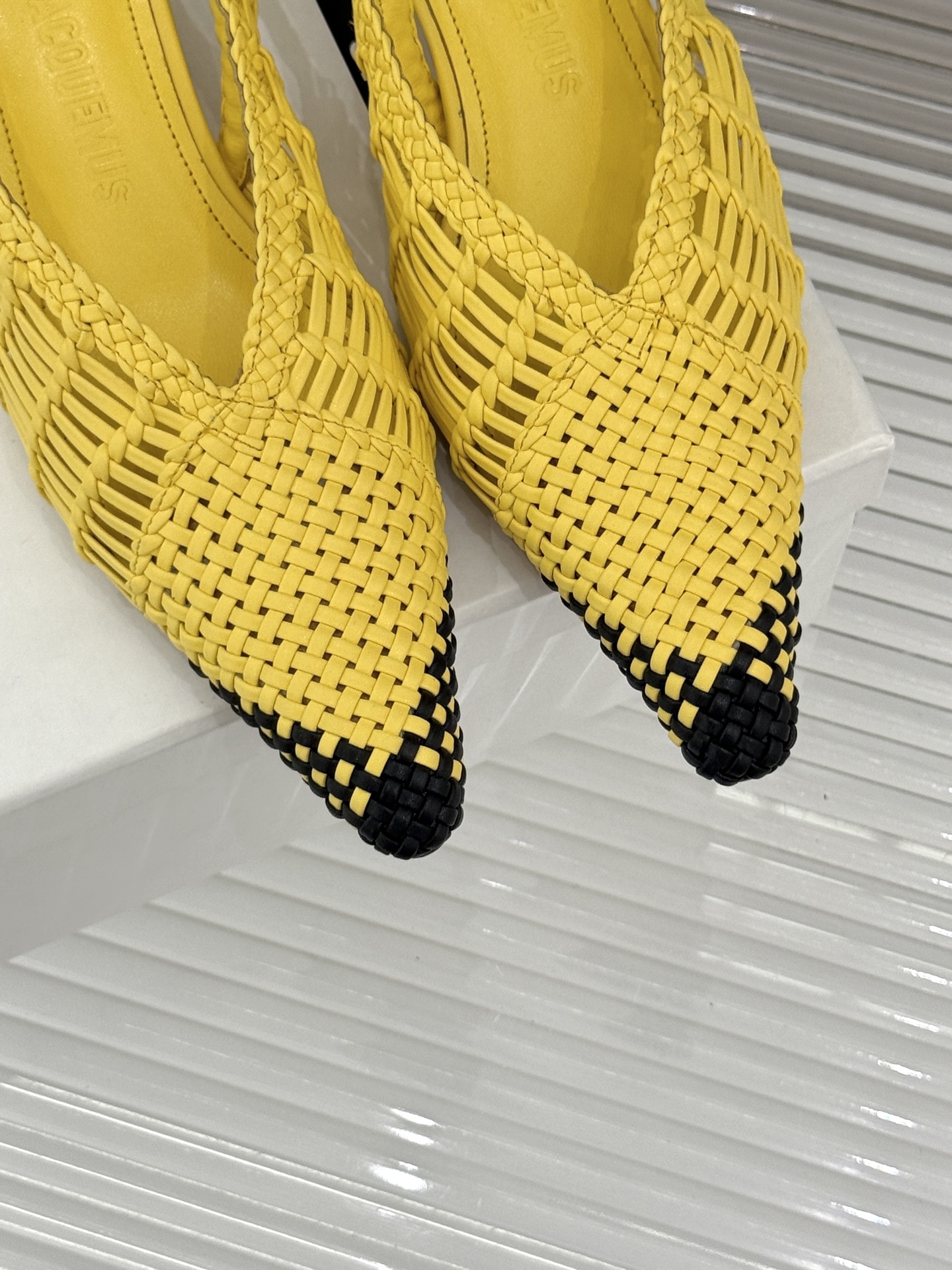 
Jacquemus 25ss春夏新品
编织后空尖头高跟凉鞋
太佩服设计师这一季的‮计设‬了
一双刻着时