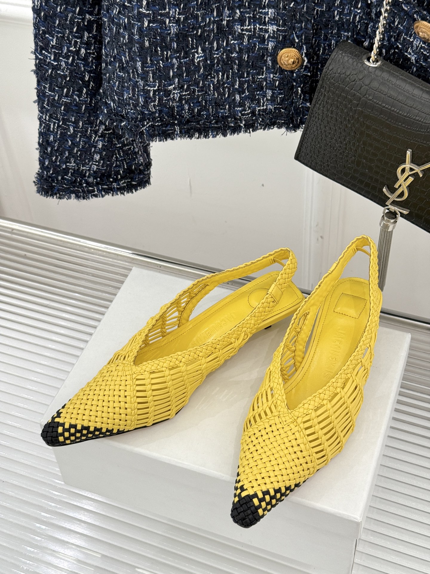 
Jacquemus 25ss春夏新品
编织后空尖头高跟凉鞋
太佩服设计师这一季的‮计设‬了
一双刻着时