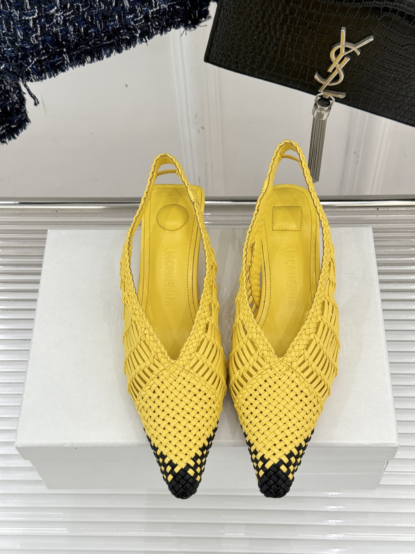 
Jacquemus 25ss春夏新品
编织后空尖头高跟凉鞋
太佩服设计师这一季的‮计设‬了
一双刻着时