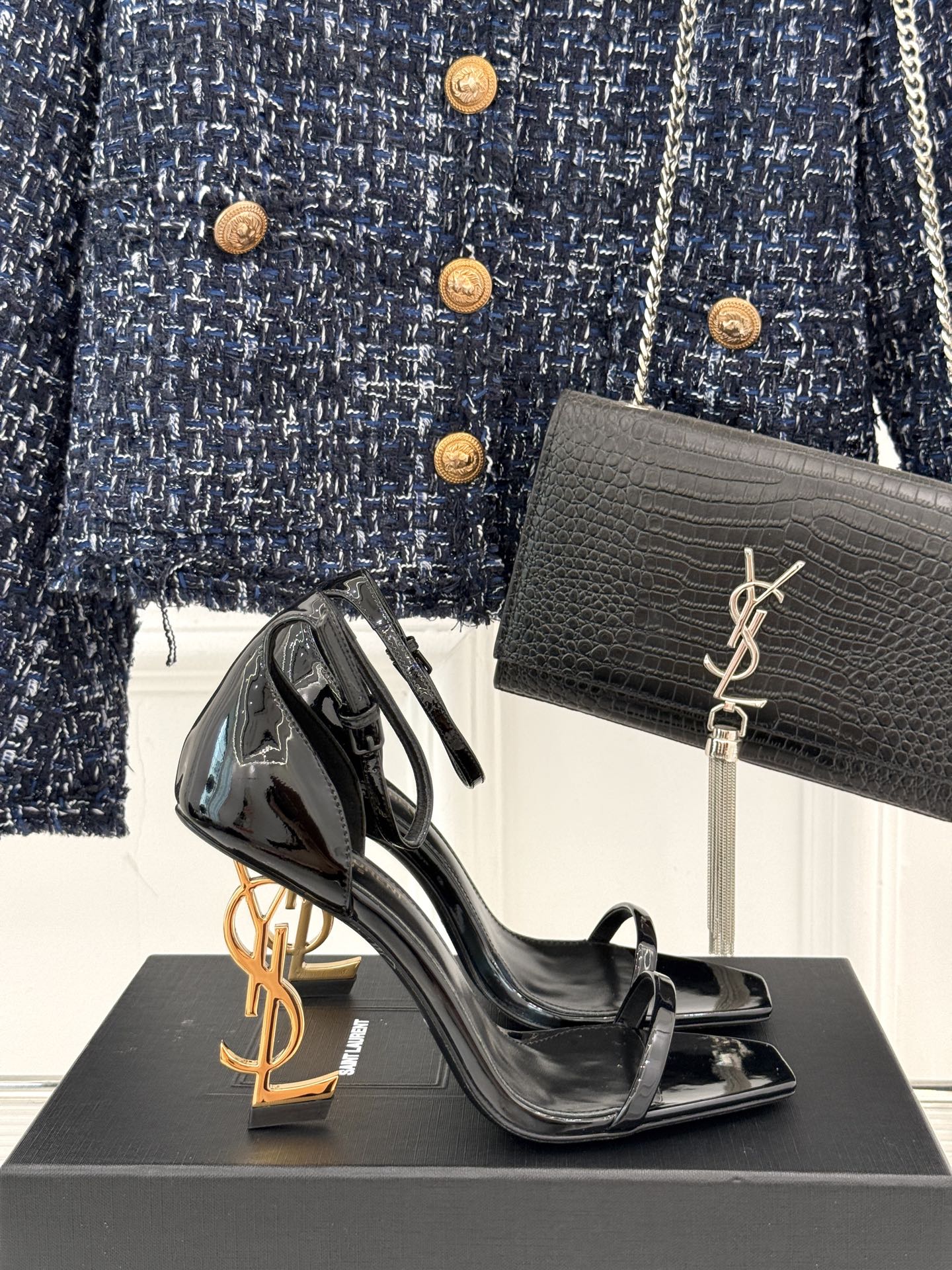 NO:403325,Saint Lauren*YSL Saint Laurent classic spring and summer letter heels, one-length high heels sandals, high heels that cut men and women. I love it. It is worthy of being the brand that understands women the most. It is sold out immediately after launching. Especially the side lines are smooth and naturally slim, making the whole pair of shoes full of layering and feminine. No matter what style you usually have, please try it!  The upper is made of imported beef patent leather, the inner is mixed-bred sheepskin Italian leather outsole Heel height 10.5cm Size35-39 (customized by 34/40/41/42), high heels sandals, saint laurent, saint laurent, saint laurent, saint laurent, sandals, high heels, sheepskin, Leather soles19860909Saint Lauren*YSL圣罗兰经典春夏字母跟 一字带高跟凉鞋 斩男又斩女的高跟鞋 爱了 不愧是最懂女人的品牌 上新即售空 尤其是侧面线条设计流畅自然还很显瘦 让整双鞋层次感十足又富有女人味 不管你平时什么风格 请你一定要试试它！ 鞋面采用进口牛漆皮 内里是混种羊皮 意大利真皮大底 跟高10.5cm Size35-39（34/40/41/42定制）,高跟鞋凉鞋,saint laurent,saint laurent,saint laurent,sandals,high heels,sheepskin,Leather soles,Women's Shoes