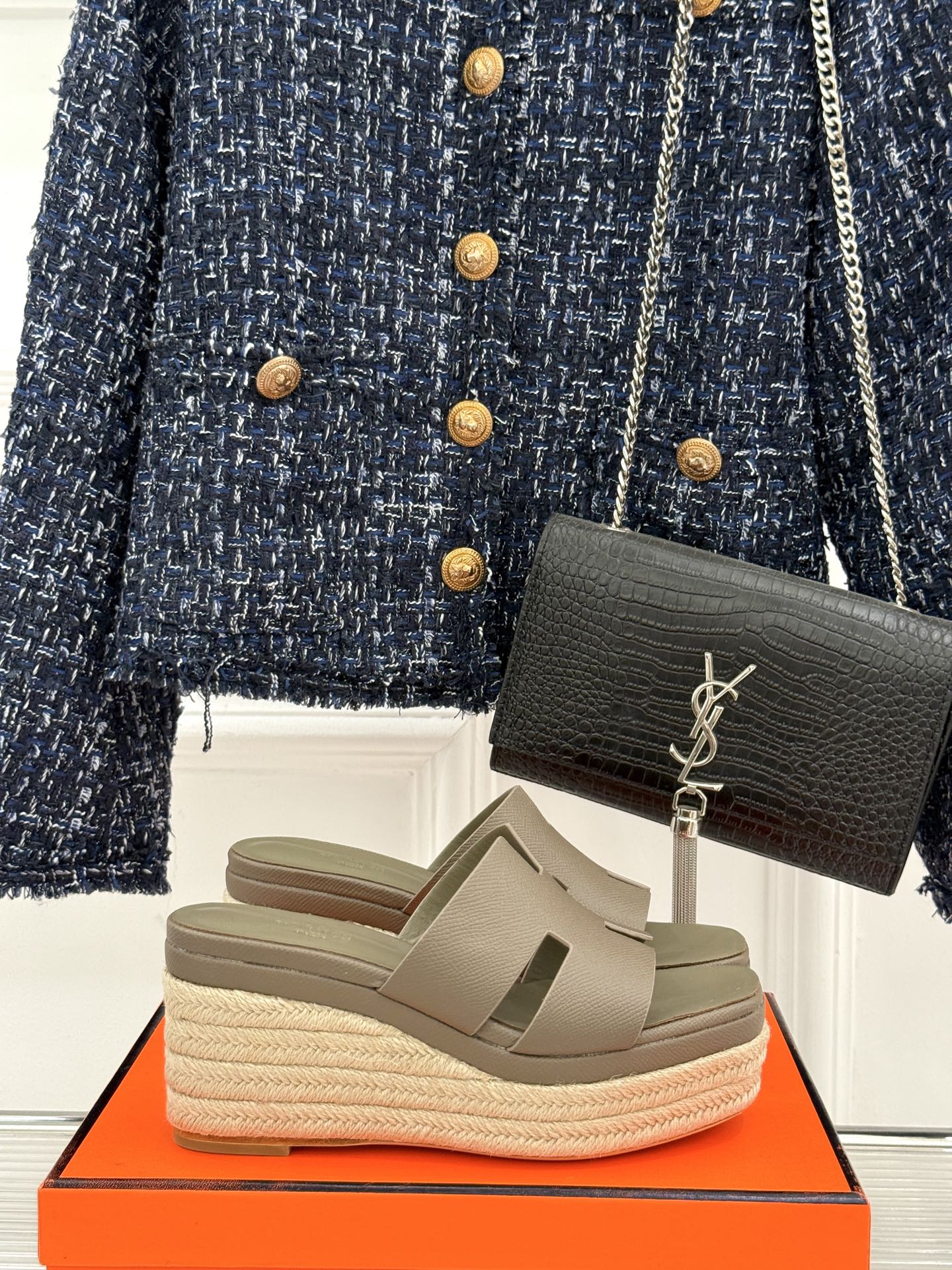 NO:403321,Hermès/Hermès Classic Waterproof Platform H Thick-soled Hemp Rope Slippers Extremely retro design, a strong exotic style, full of fashionable feeling, and a tone for your feet. Simple styles are great if you match them with a high-end feel. It is hard not to like versatile colors and smooth lines!  The fabric is made of original custom leather. The inner foot pads are all lambskin. Italian imported cowhide outsole. Heel height 8cm Size35-39 (customized by 40/41/42), high heels slippers, hermes, hermes, high heels, slippers, cowhide, sheepskin19860909Hermès/爱马仕经典防水台H 厚底麻绳底拖鞋 极约复古的设计 浓厚的异域风情 时髦感十足、随便上脚都很有腔调 简简单单的款式随便搭配一下高级感就很棒 百搭的颜色流畅的线条很难不爱！ 面料采用原版定制皮料 内里垫脚均为小羊皮 意大利进口牛皮大底 跟高8cm Size35-39(40/41/42定制）,高跟鞋拖鞋,hermes,hermes,high heels,slippers,cowhide,sheepskin,Women's Shoes