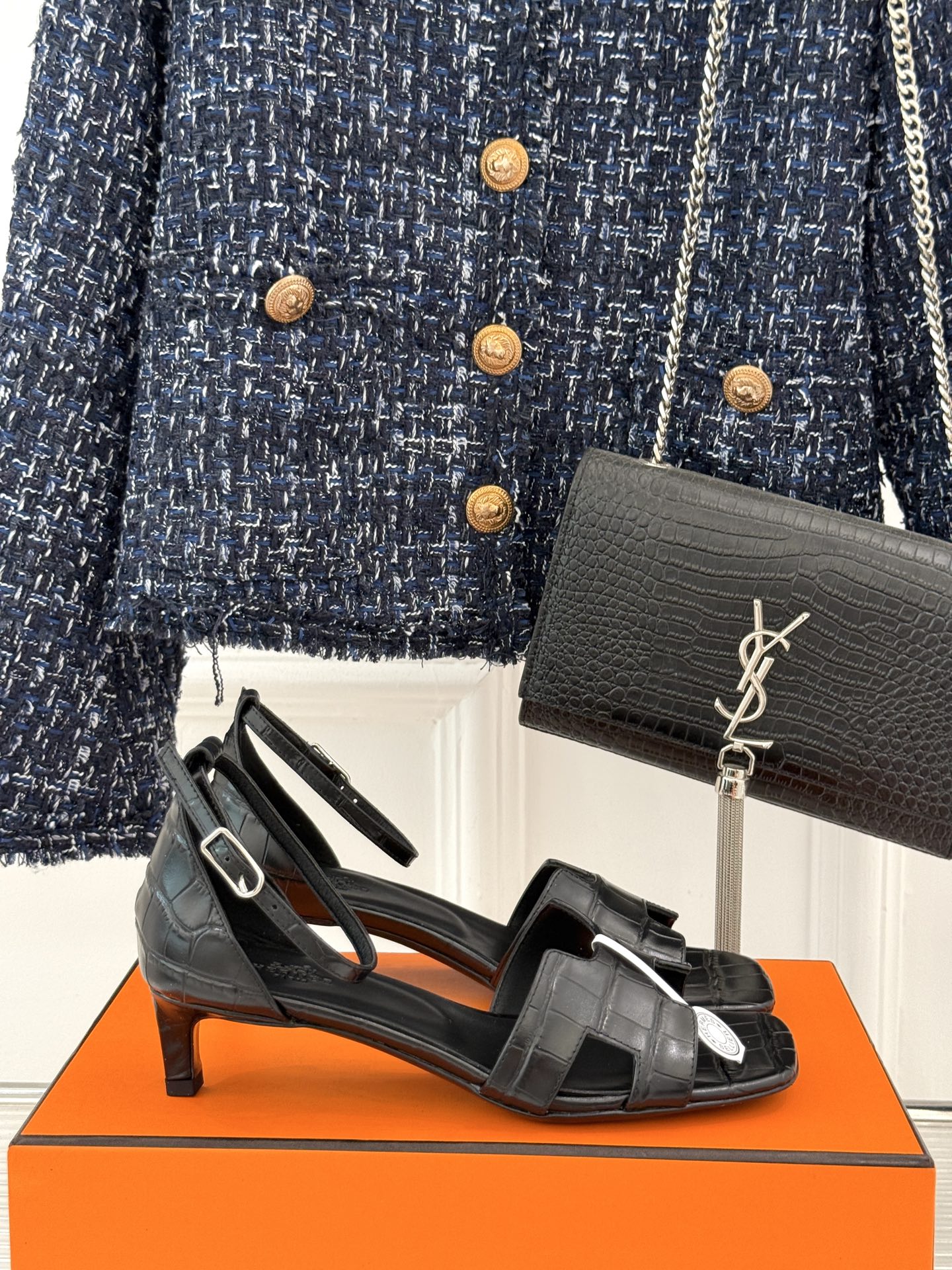 NO:403311,Hermès/Hermès classic H cat heel sandals The upper is a classic H-shaped design. The brand is highly recognizable. It has both good looks and feel. The feet are particularly beautiful on the body. It looks slim and white to show temperament. Super exquisite and classy noble ladies' sandals. The fabric is made of original custom leather. The inner foot pads are mixed sheepskin. Italian imported cowhide sole size35-39 (customized by 40/41), high heels sandals, hermes, hermes, sandals, high heels, cowhide, sheepskin19860909Hermès/爱马仕经典H猫跟凉鞋 鞋面是经典的H造型设计 品牌辨识度极高 颜值和脚感兼备 实物上脚特别好看 显瘦显白显气质 超级精致有档次的贵妇凉鞋 面料采用原版定制皮料 内里垫脚均为混种羊皮 意大利进口牛皮大底 size35-39（40/41定制）,高跟鞋凉鞋,hermes,hermes,sandals,high heels,cowhide,sheepskin,Women's Shoes