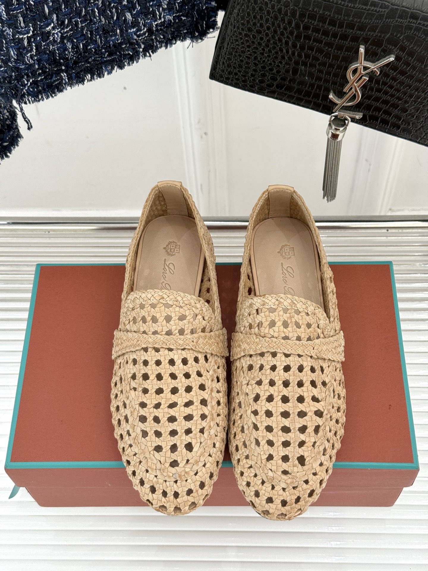 
Loro Piana 25WF编织乐福鞋
LP是意大利顶级奢侈品牌
品牌注重传统工艺与现代设计的结合
