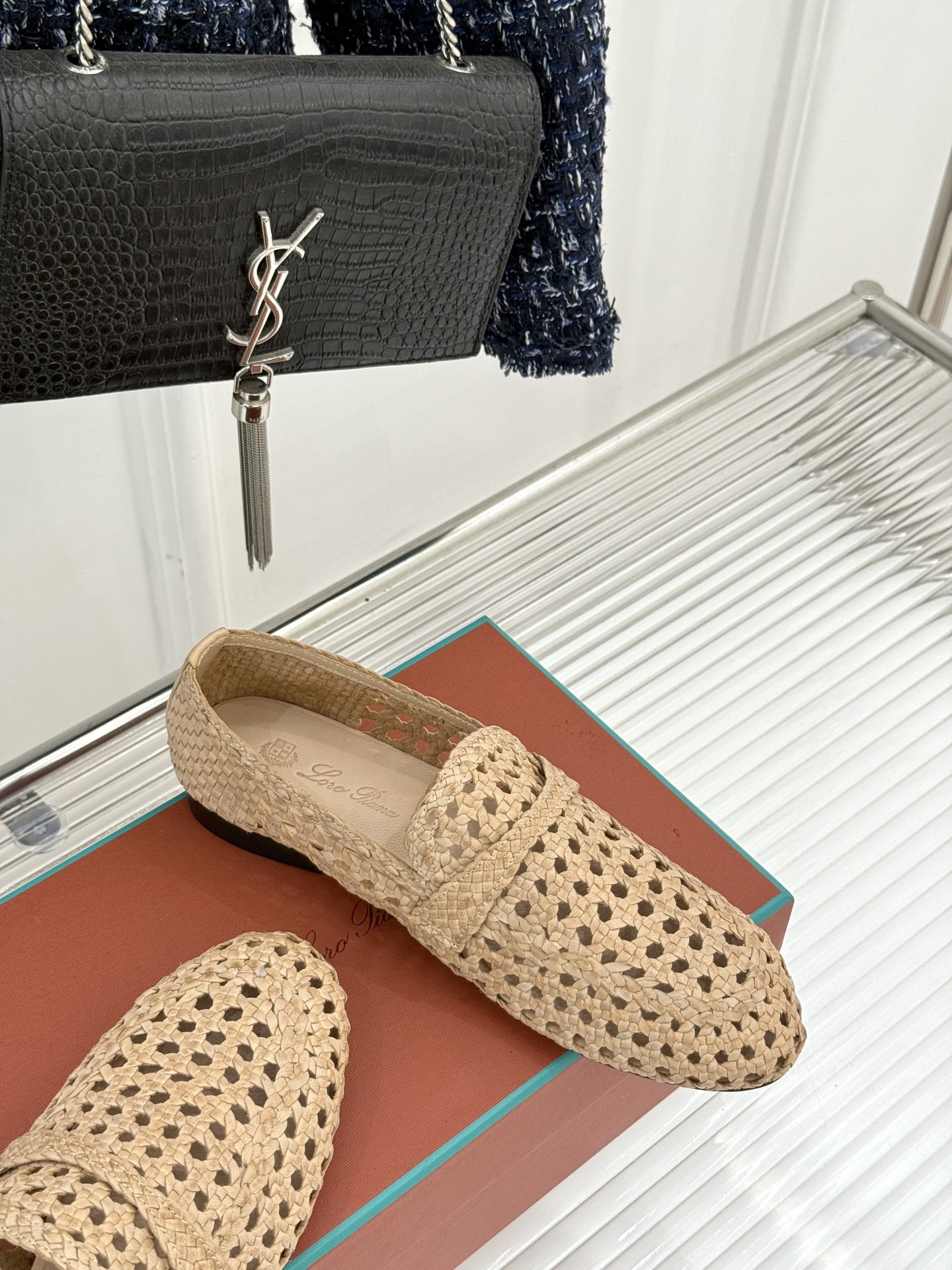 
Loro Piana 25WF编织乐福鞋
LP是意大利顶级奢侈品牌
品牌注重传统工艺与现代设计的结合
