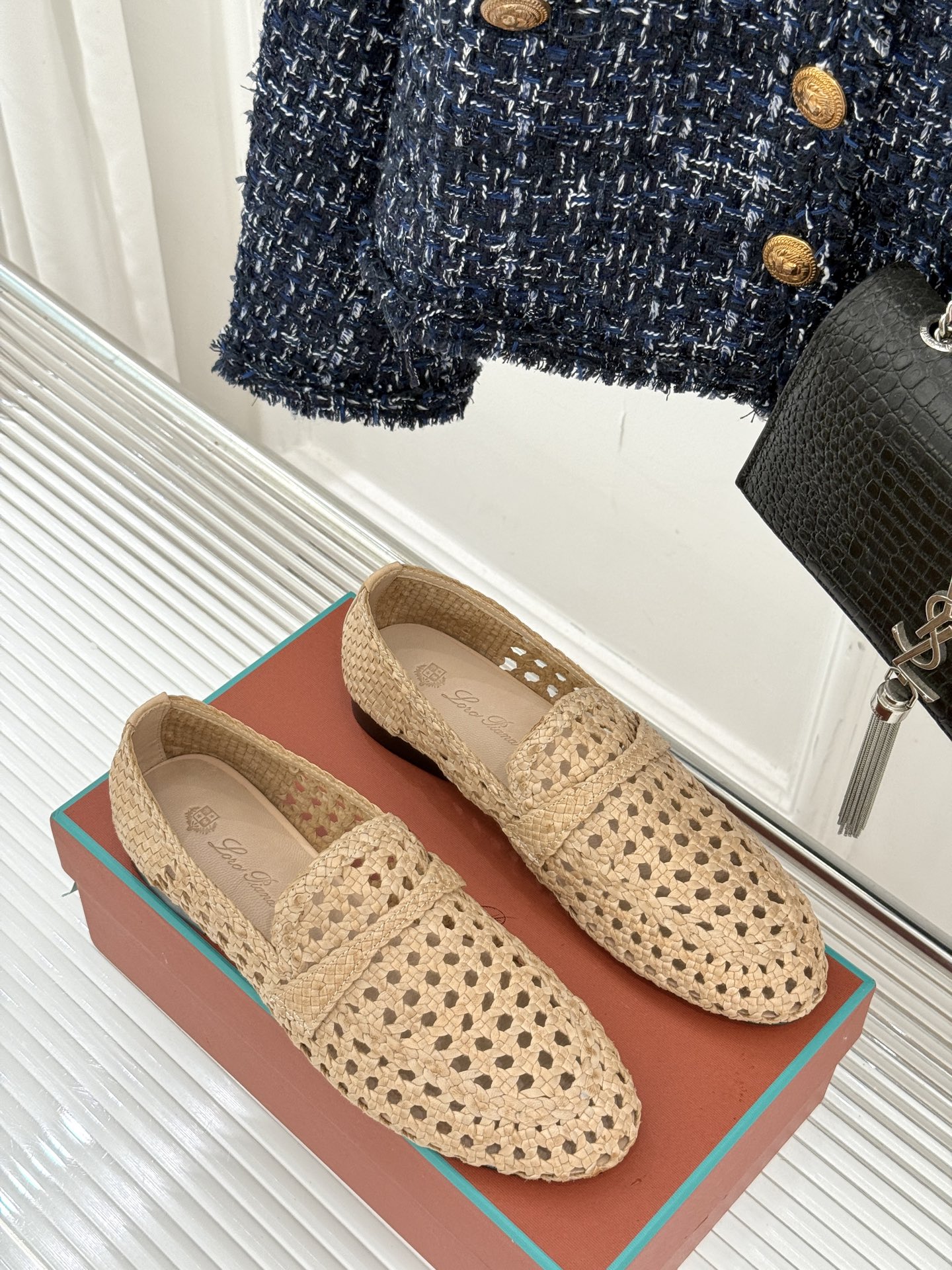 
Loro Piana 25WF编织乐福鞋
LP是意大利顶级奢侈品牌
品牌注重传统工艺与现代设计的结合
