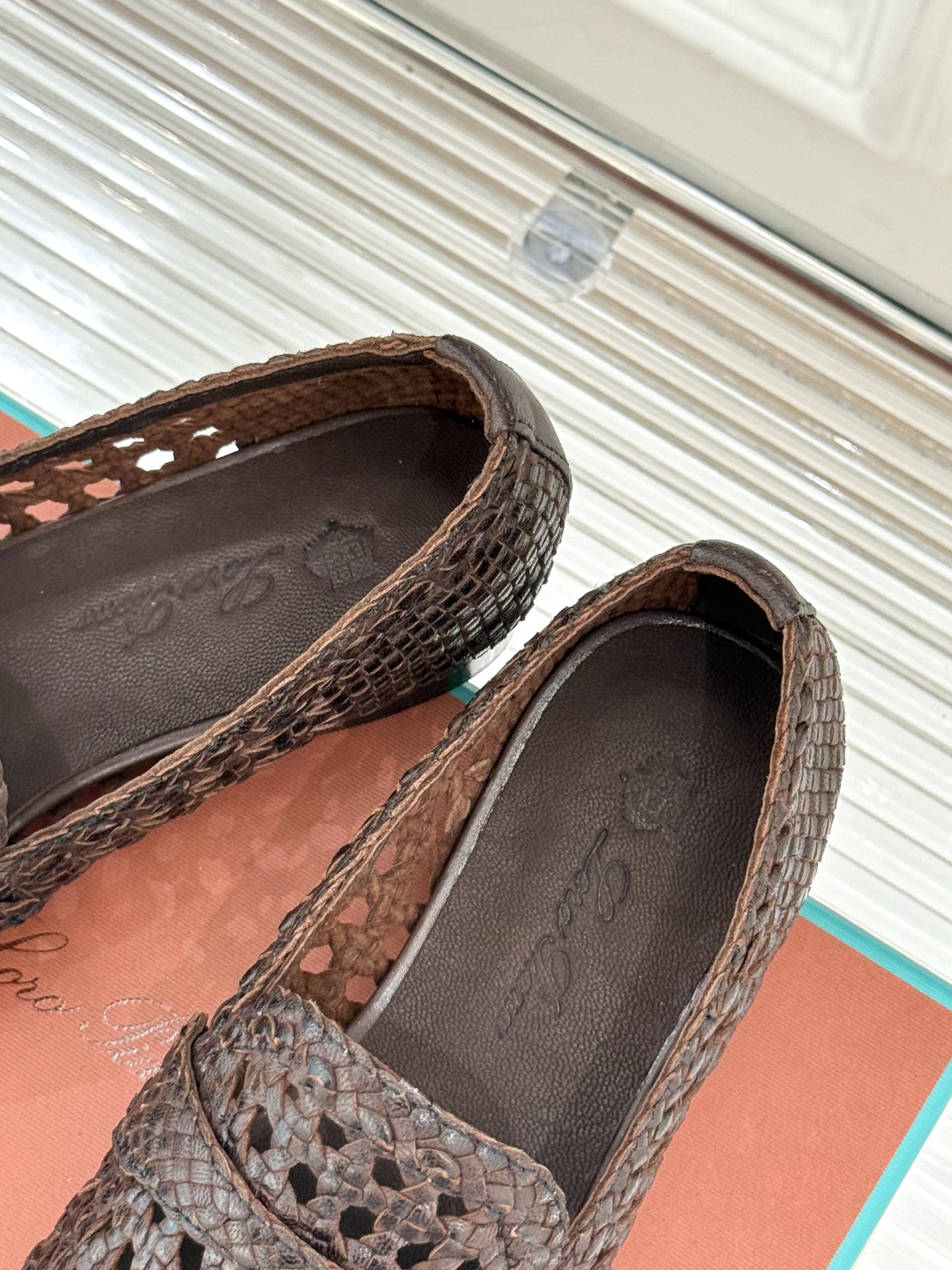 
Loro Piana 25WF编织乐福鞋
LP是意大利顶级奢侈品牌
品牌注重传统工艺与现代设计的结合
