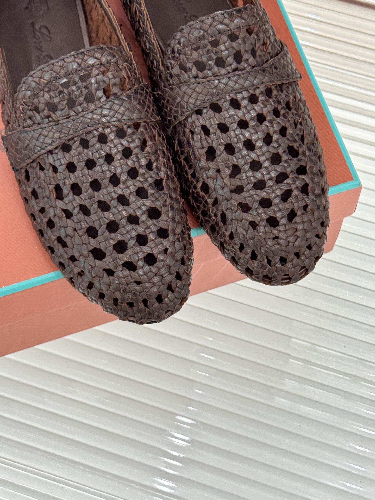 
Loro Piana 25WF编织乐福鞋
LP是意大利顶级奢侈品牌
品牌注重传统工艺与现代设计的结合
