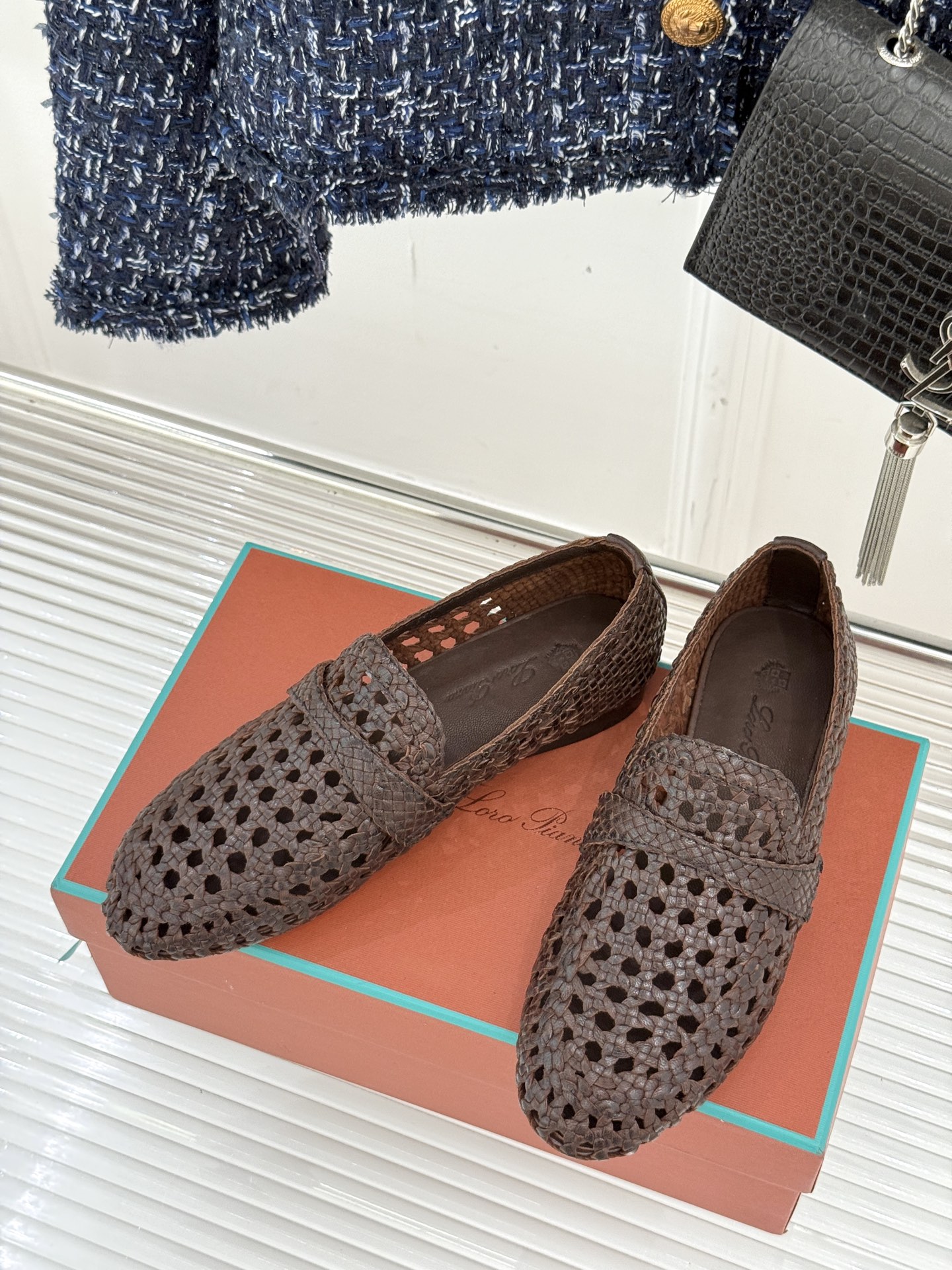 
Loro Piana 25WF编织乐福鞋
LP是意大利顶级奢侈品牌
品牌注重传统工艺与现代设计的结合

