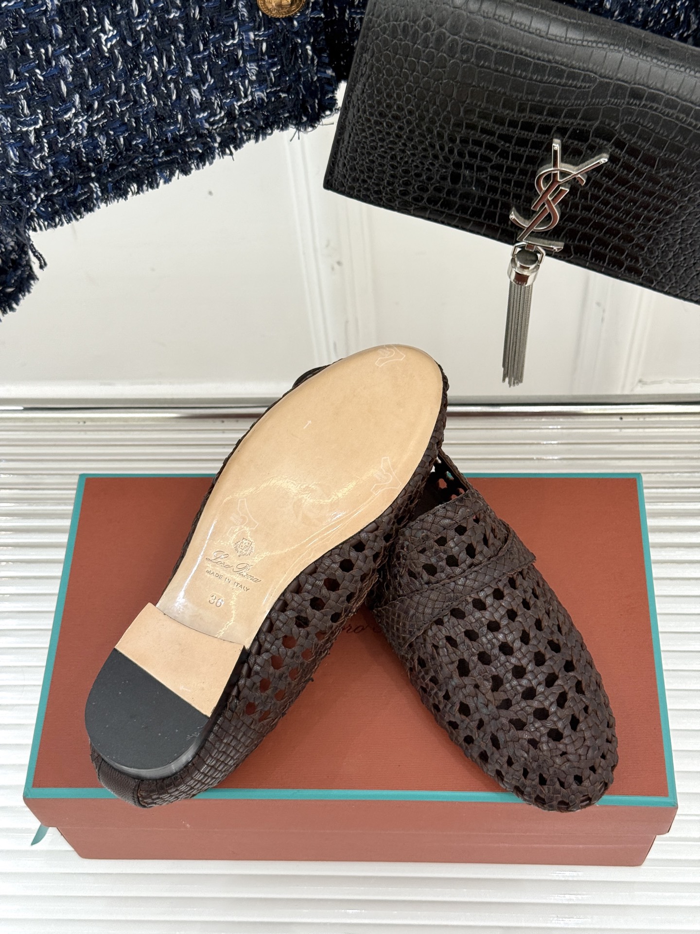 
Loro Piana 25WF编织乐福鞋
LP是意大利顶级奢侈品牌
品牌注重传统工艺与现代设计的结合
