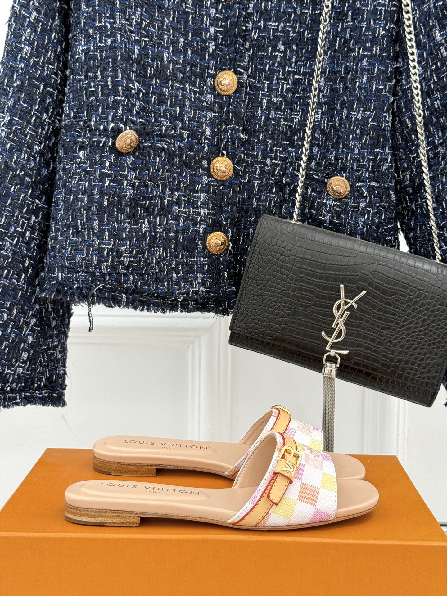 NO:403337,L*V Donkey Home 25s Spring and Summer New Products Old Flower Flat Slippers Fabrics are made of original custom leather The inner foot pads are all sheepskin imported Italian cowhide sole Size35-39 (customized by 40/41/42), slippers, louis vuitton, louis vuitton, slippers, cowhide, sheepskin19860909L*V驴家25s春夏新品 老花平底拖鞋 面料采用原版定制皮料 内里垫脚均为羊皮 意大利进口牛皮大底 Size35-39（40/41/42定制）,拖鞋,louis vuitton,louis vuitton,slippers,cowhide,sheepskin,Women's Shoes