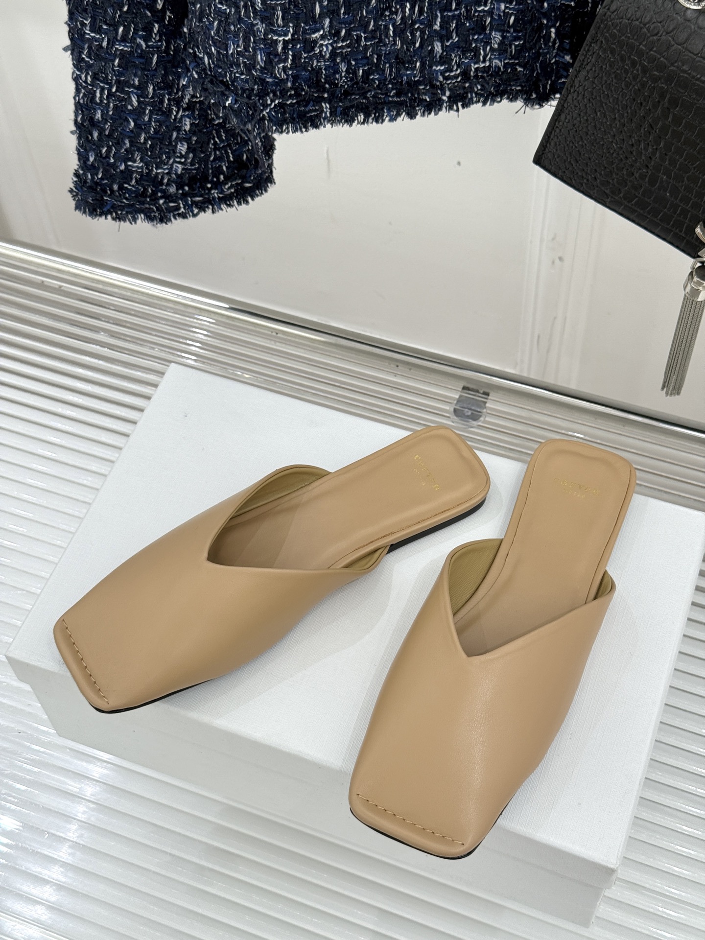 
CARVEN 25ss春夏新品
方头包头半拖！
极简主义的设计风格
日常随心搭配裙子 
裤子 都无敌好