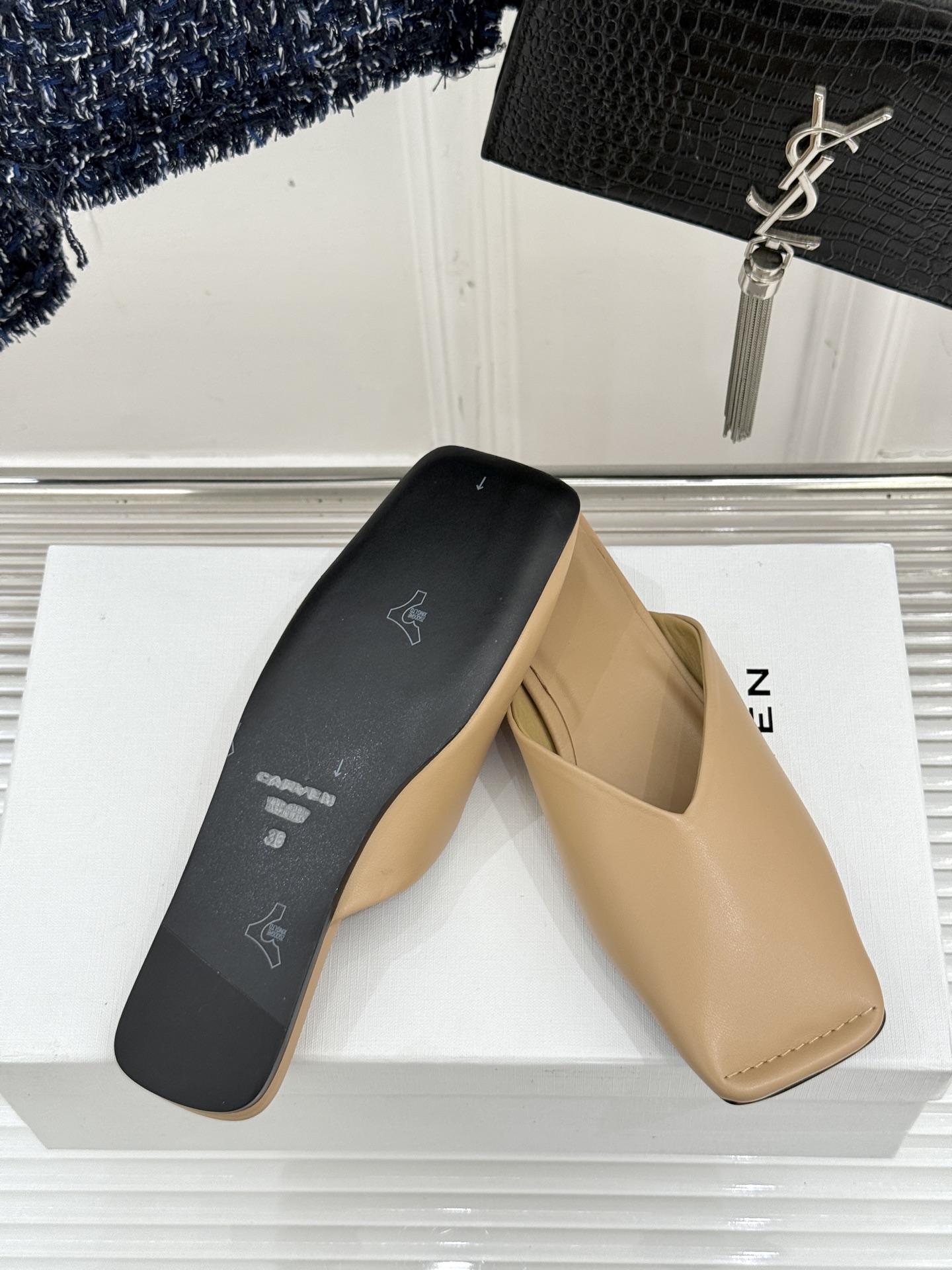 
CARVEN 25ss春夏新品
方头包头半拖！
极简主义的设计风格
日常随心搭配裙子 
裤子 都无敌好