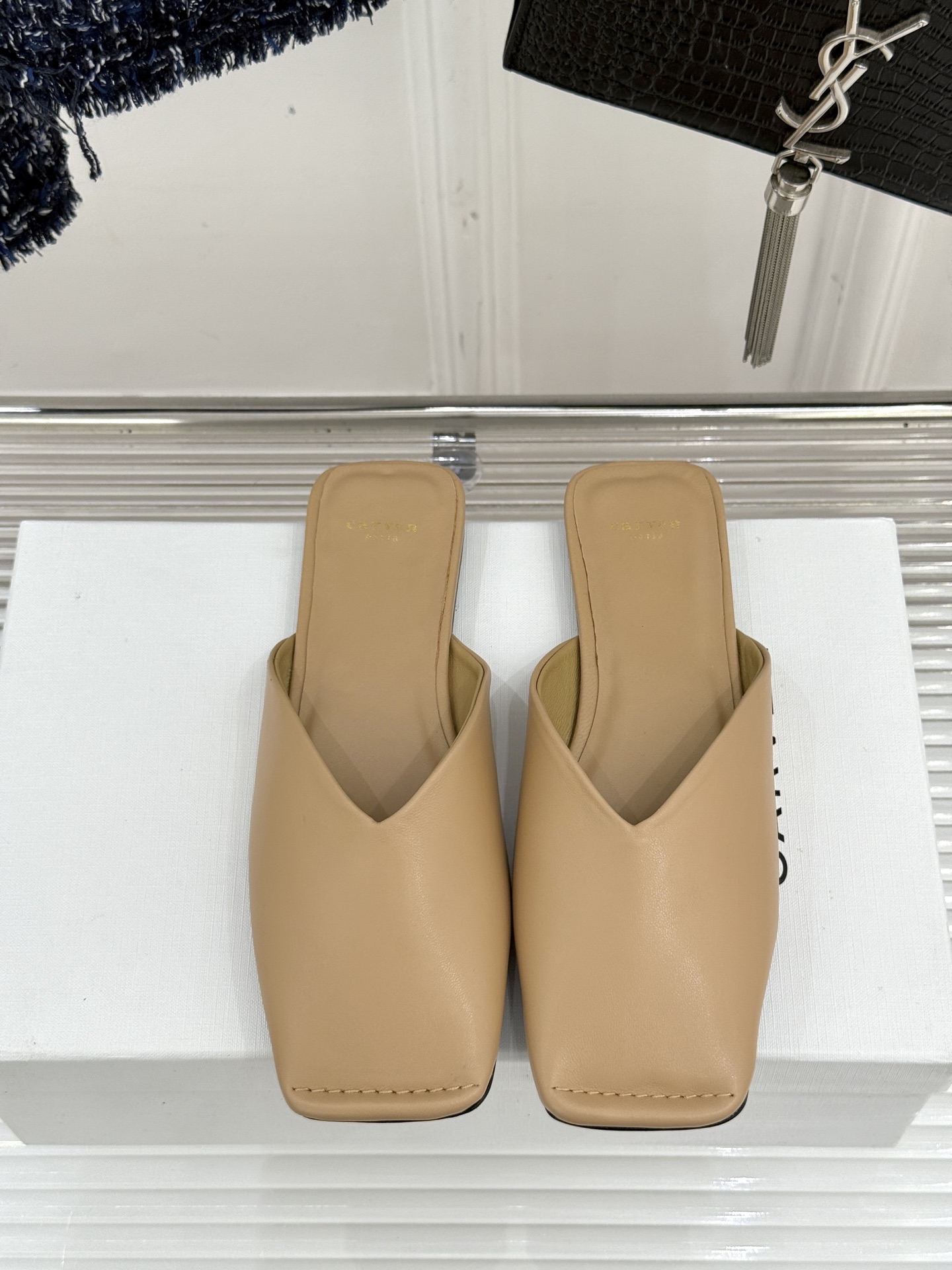 
CARVEN 25ss春夏新品
方头包头半拖！
极简主义的设计风格
日常随心搭配裙子 
裤子 都无敌好