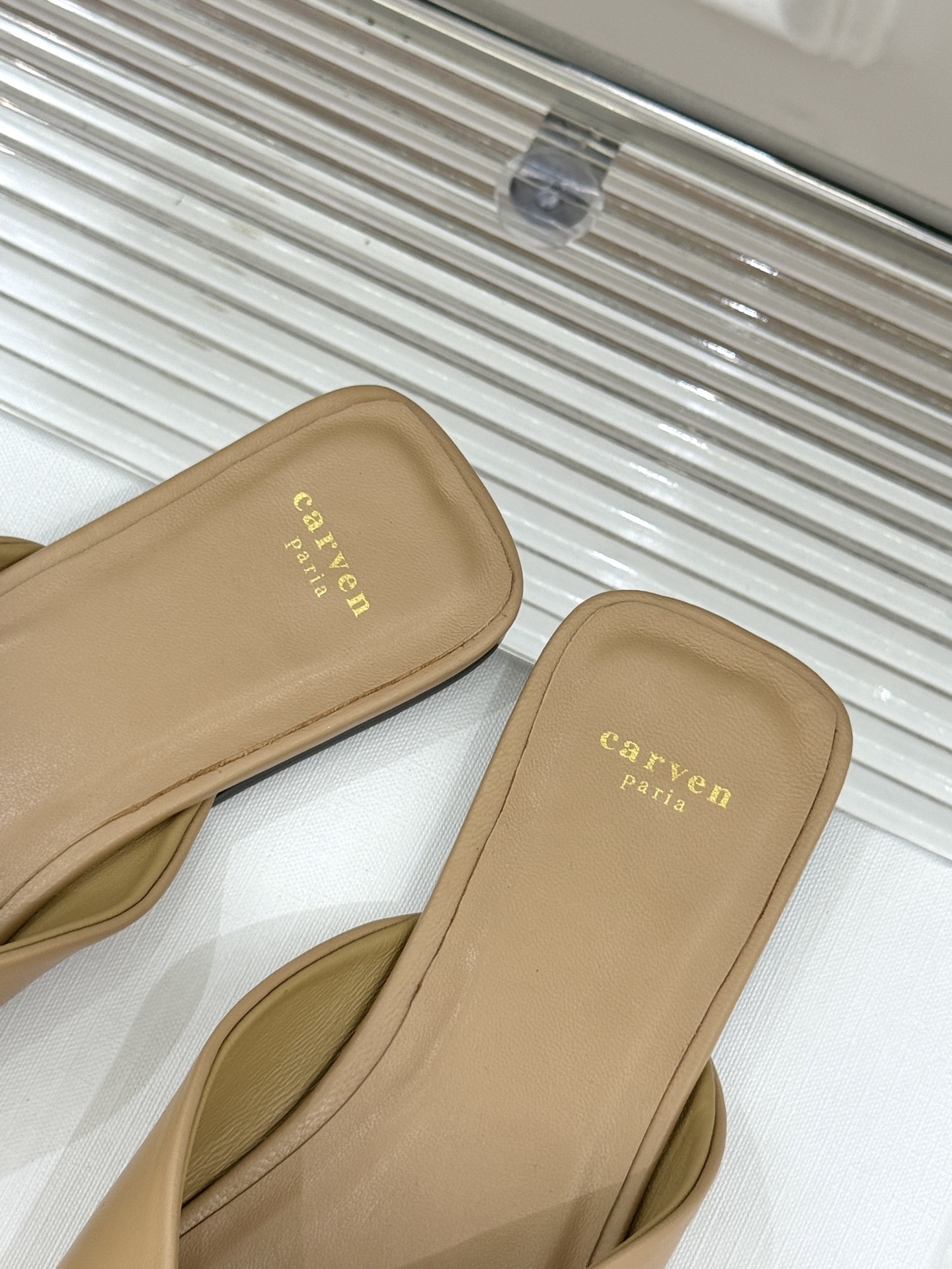 
CARVEN 25ss春夏新品
方头包头半拖！
极简主义的设计风格
日常随心搭配裙子 
裤子 都无敌好